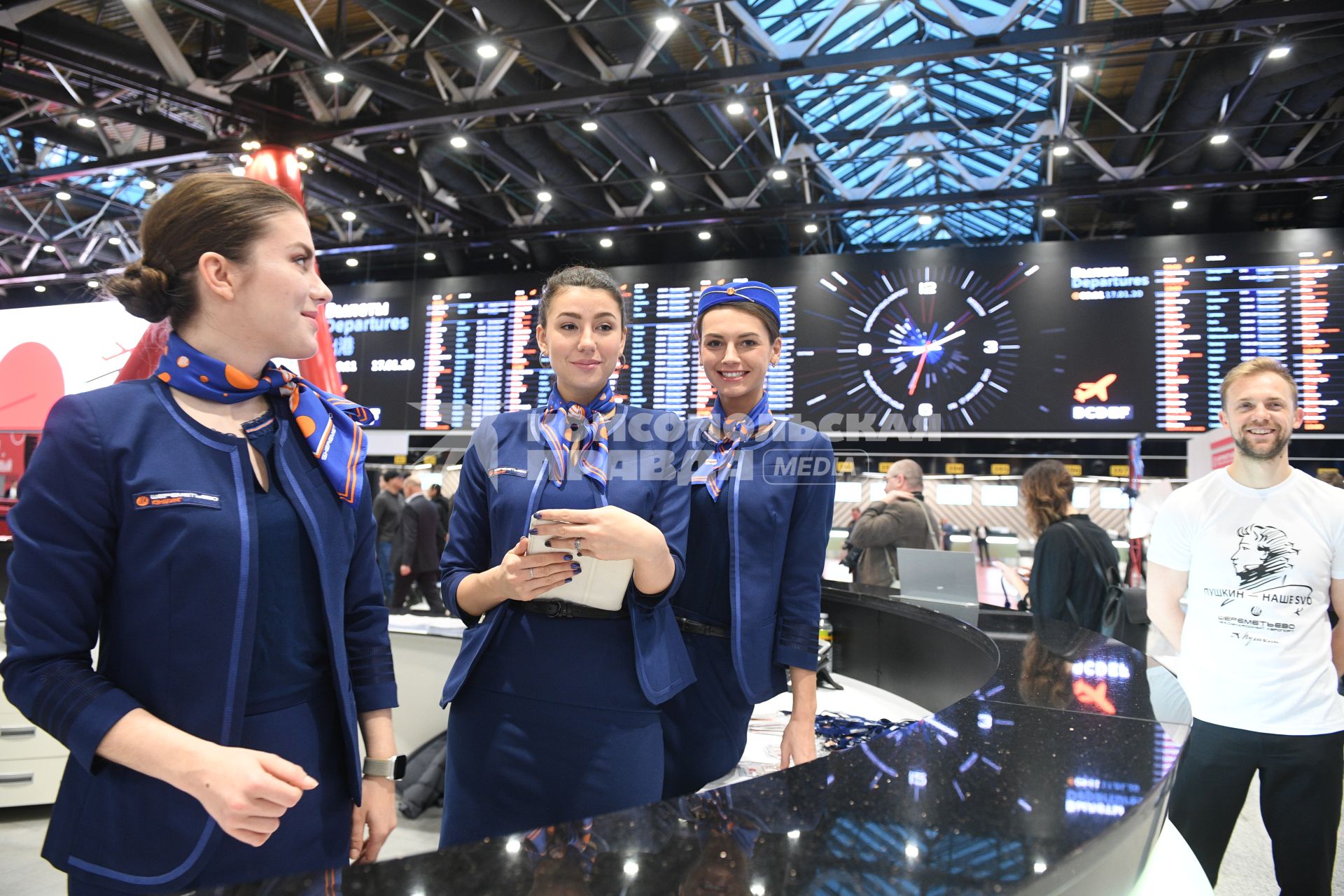 Московская область.  Сотрудницы международного аэропорта Шереметьево в здании нового терминала С.