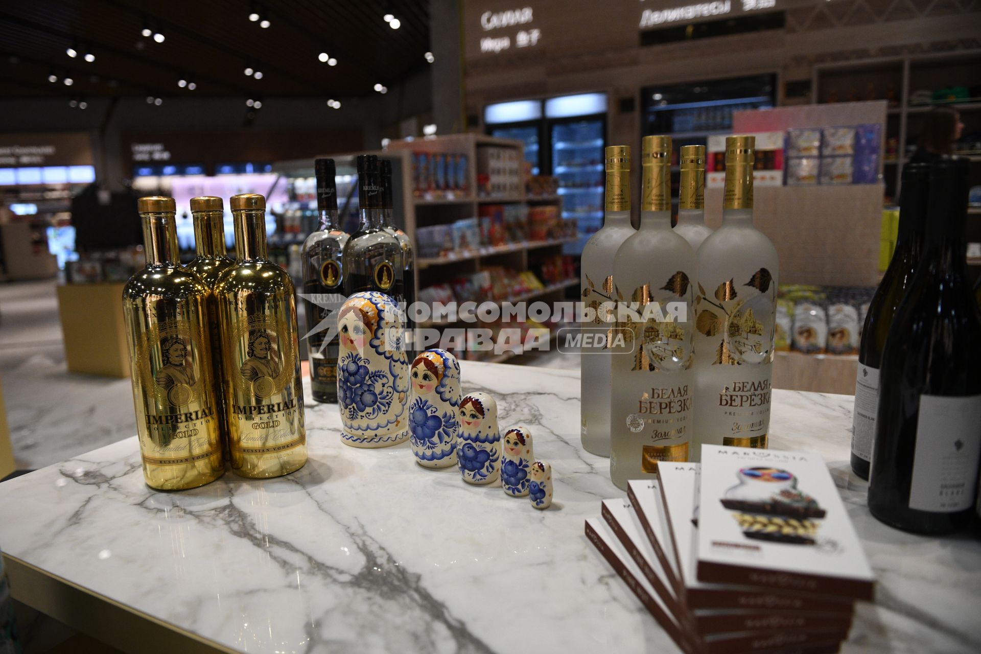 Московская область.  Продажа сувенирной продукции в зоне Duty Free в здании нового терминала С в международном аэропорту Шереметьево.