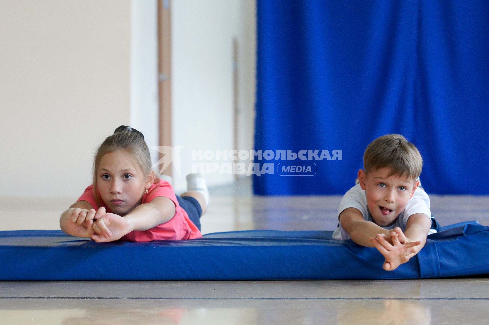 Екатеринбург. Дети во время тренировки в гимнастической спортивной школе