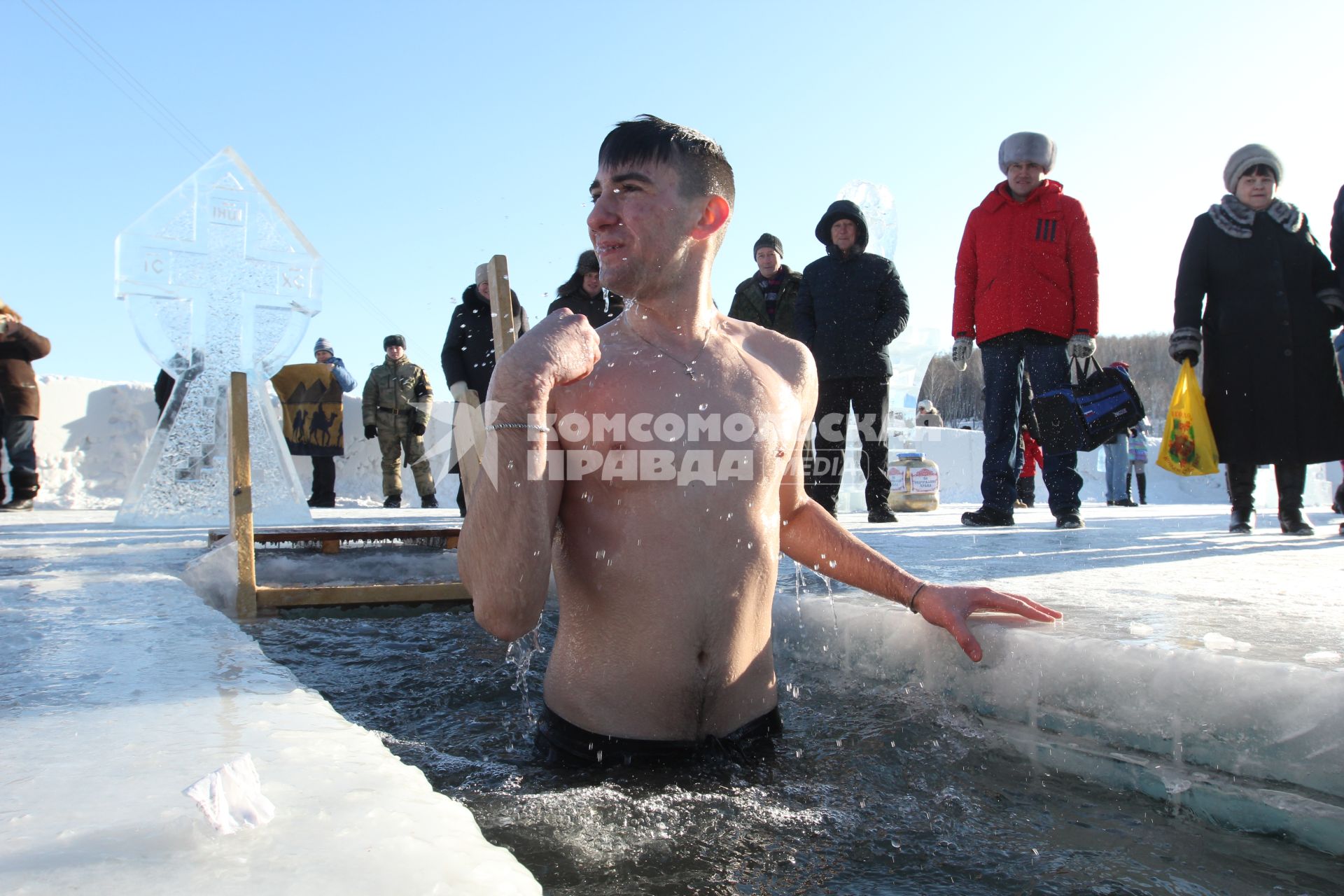 Иркутск. Верующие во время крещенских купаний.