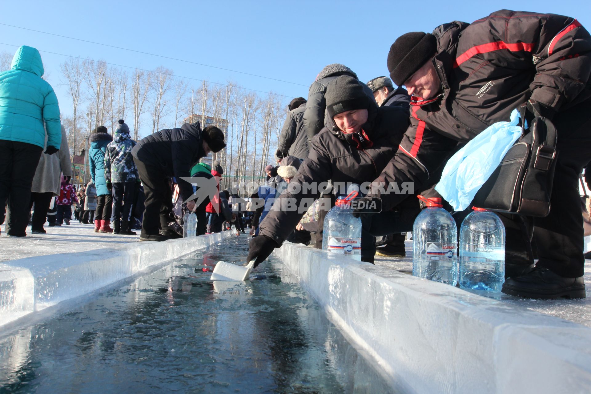 Иркутск. Верующие набирают воду во время праздника Крещения Господня.