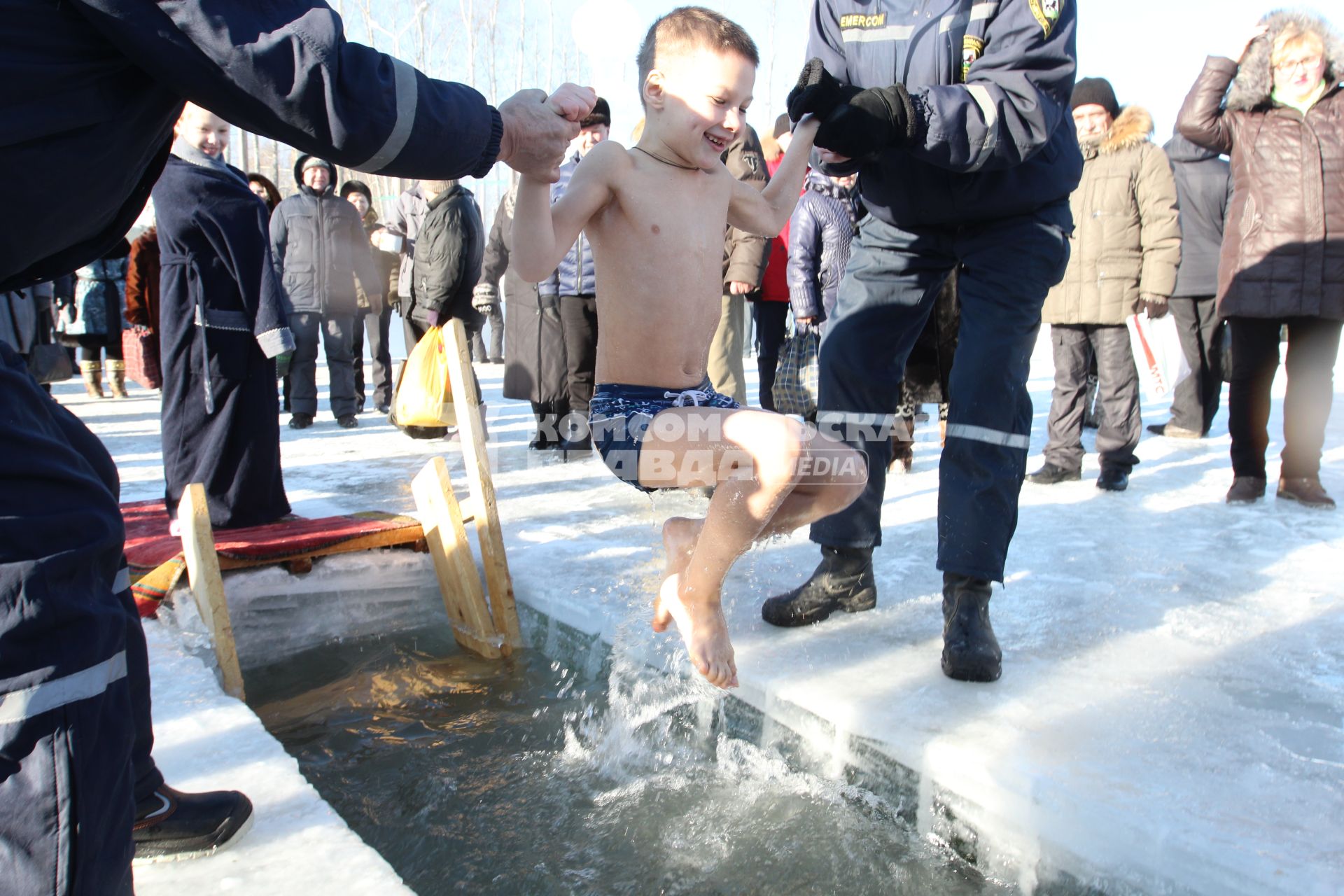 Иркутск. Верующие во время крещенских купаний.