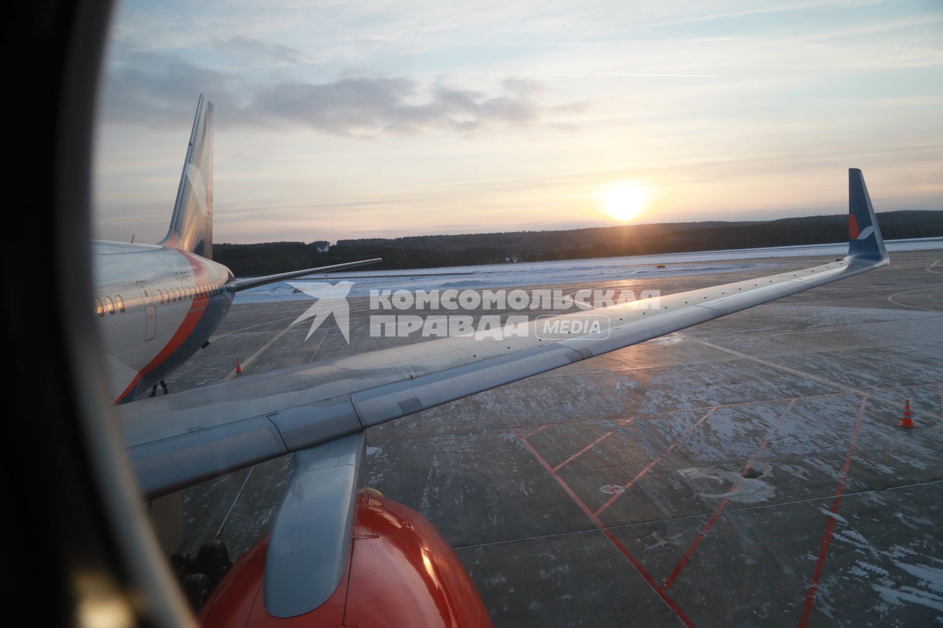 Красноярск. Самолет на взлетном поле аэропорта.