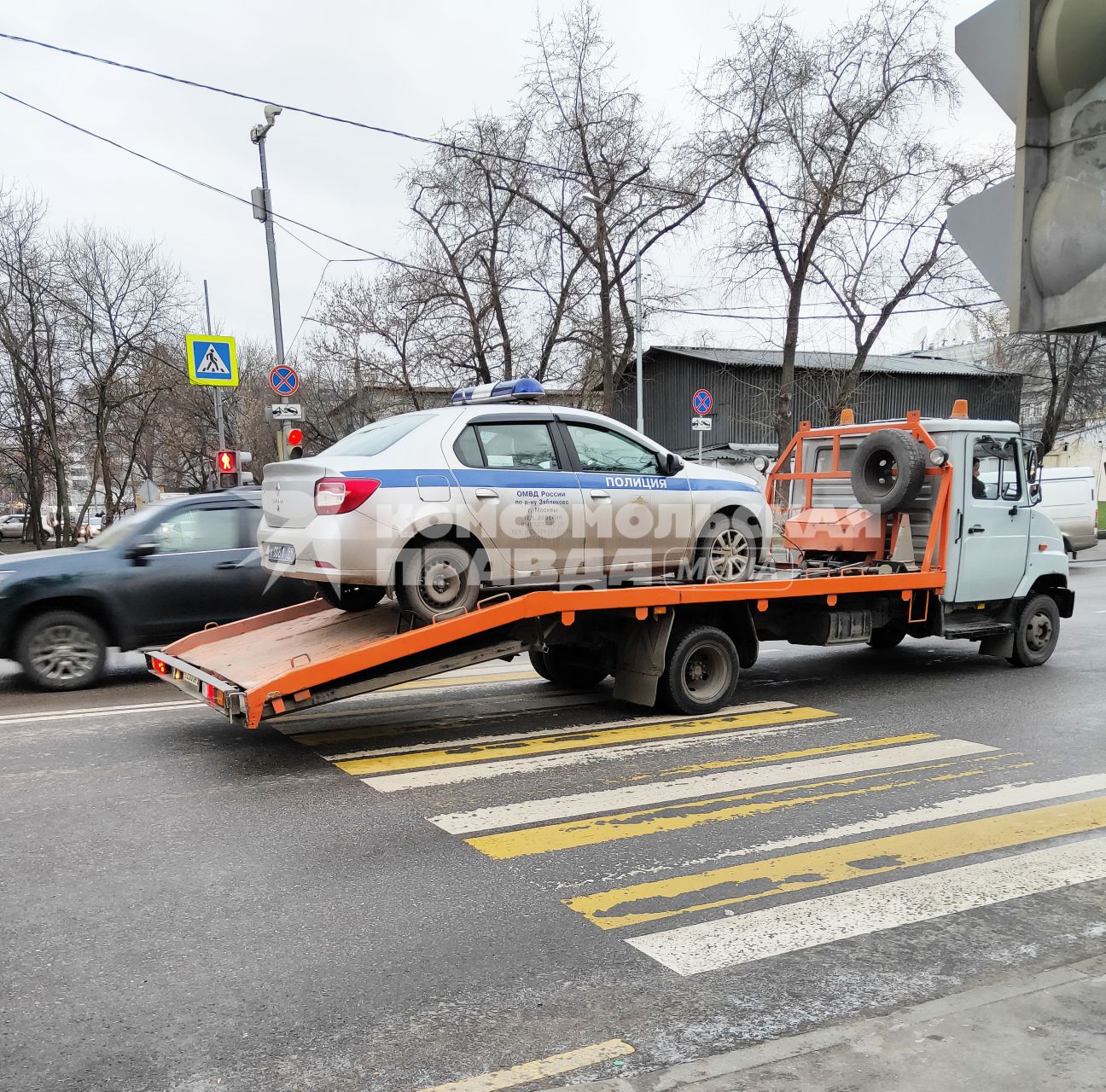 Москва. Автомобиль полиции на эвакуаторе.