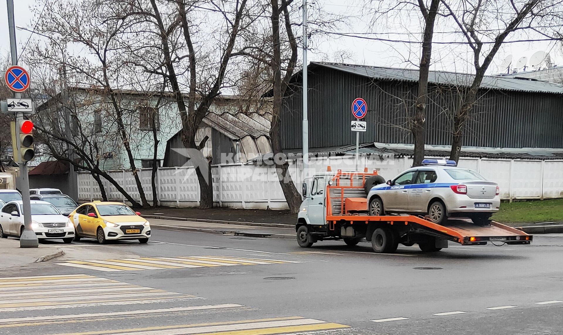 Москва. Автомобиль полиции на эвакуаторе.