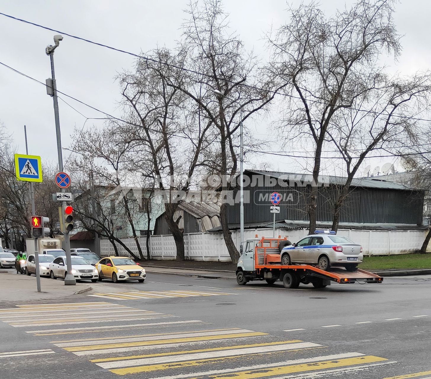 Москва. Автомобиль полиции на эвакуаторе.