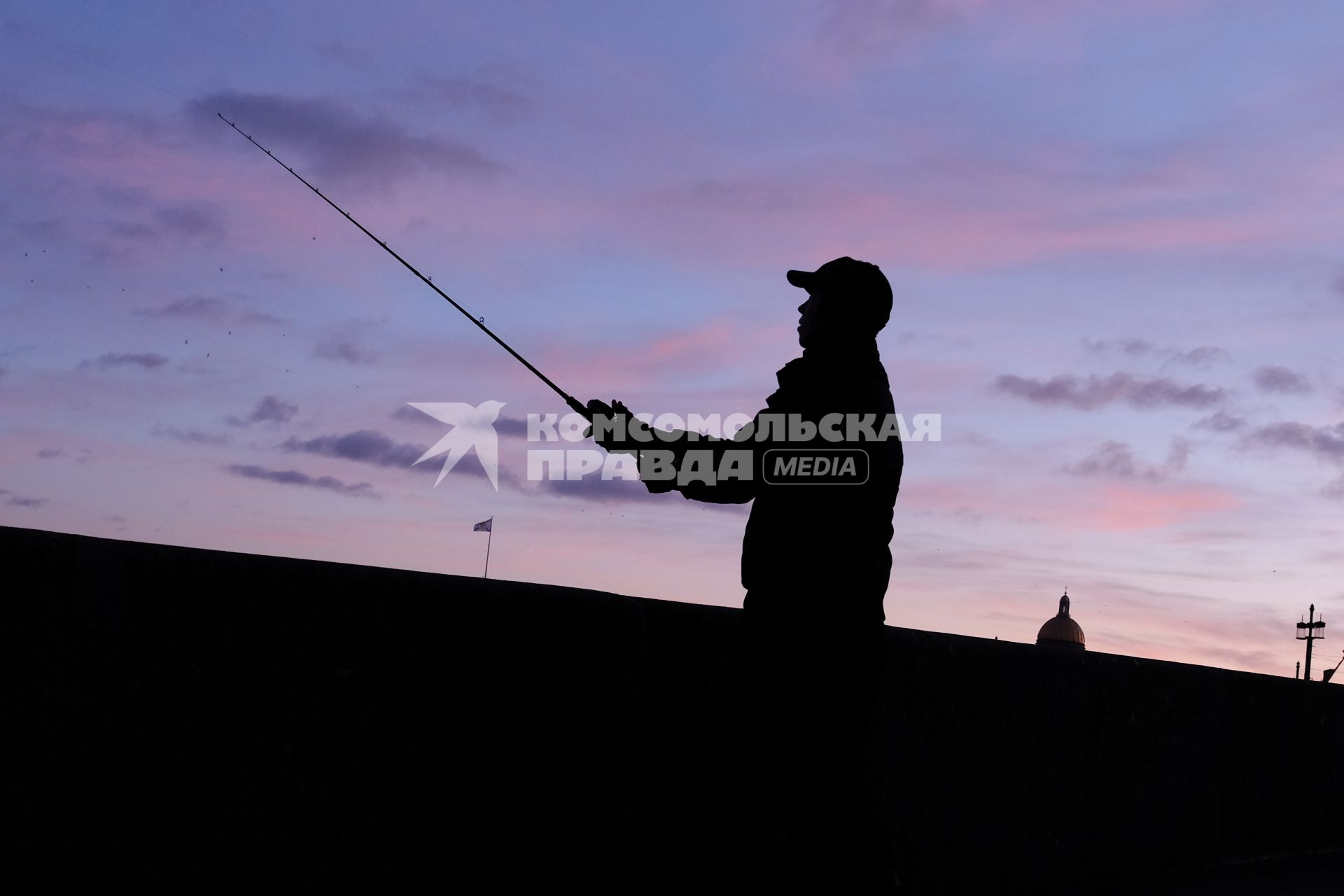 Санкт-Петербург.  Мужчина ловит рыбу.