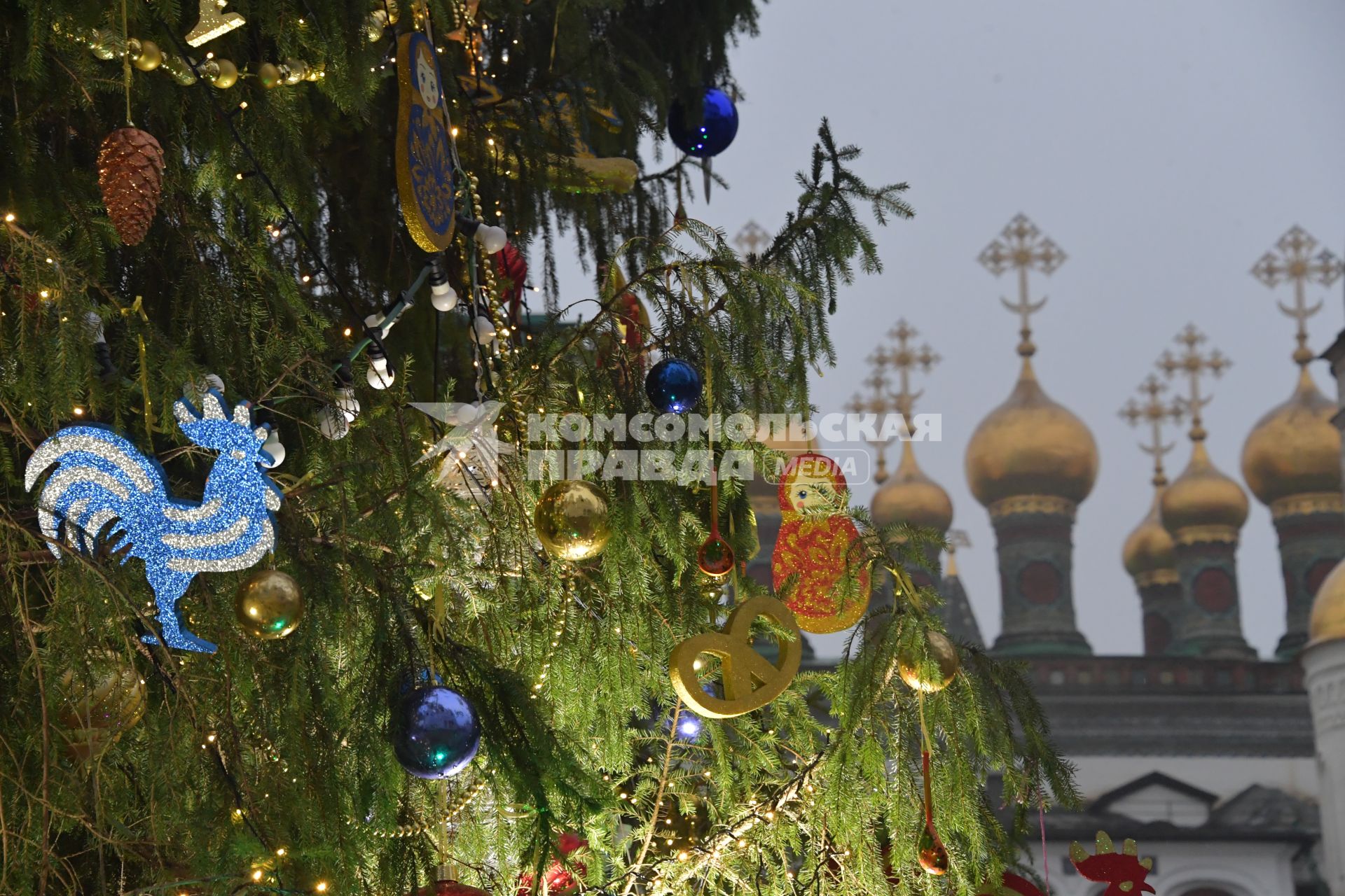 Москва.   Украшенная новогодняя елка на Соборной площади Кремля.