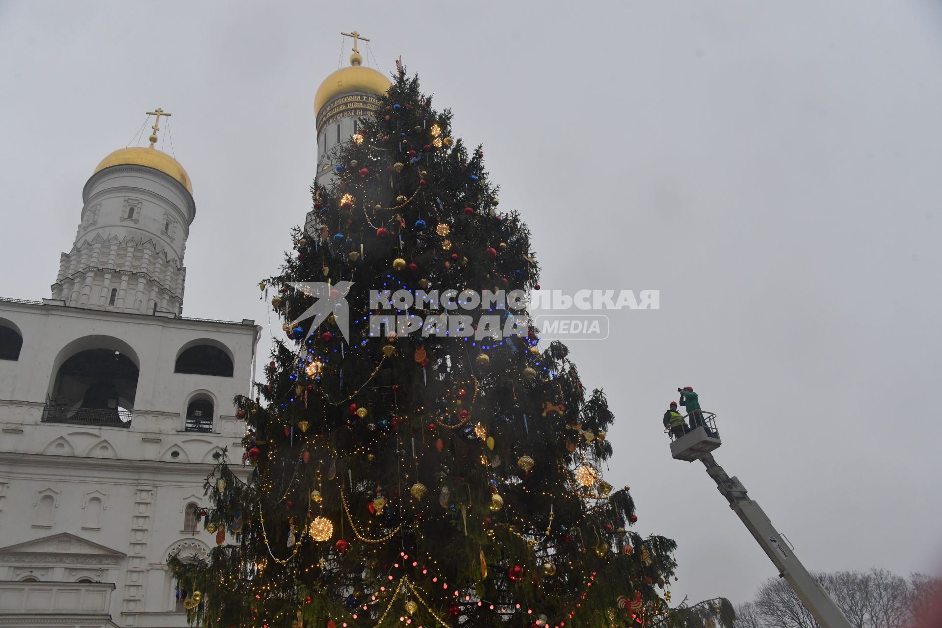 Москва.   Украшенная новогодняя елка на Соборной площади Кремля.