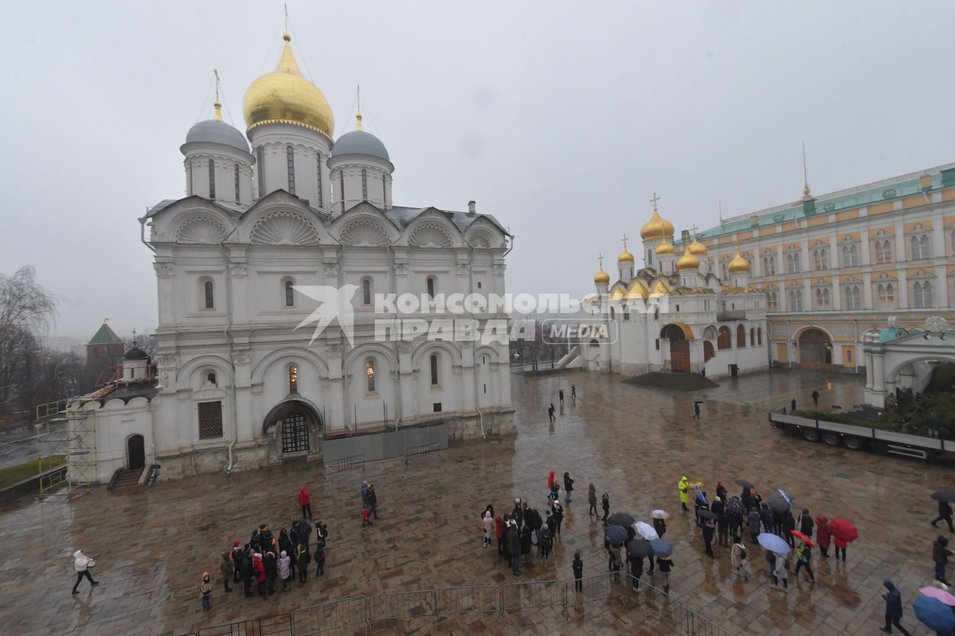 Москва.   Вид сверху на Соборную площадь Московского Кремля.