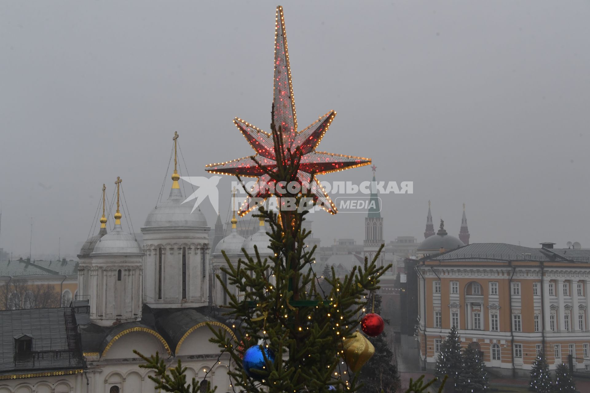 Москва.  Вид сверху на  Соборную площадь Московского Кремля и новогоднюю елку.