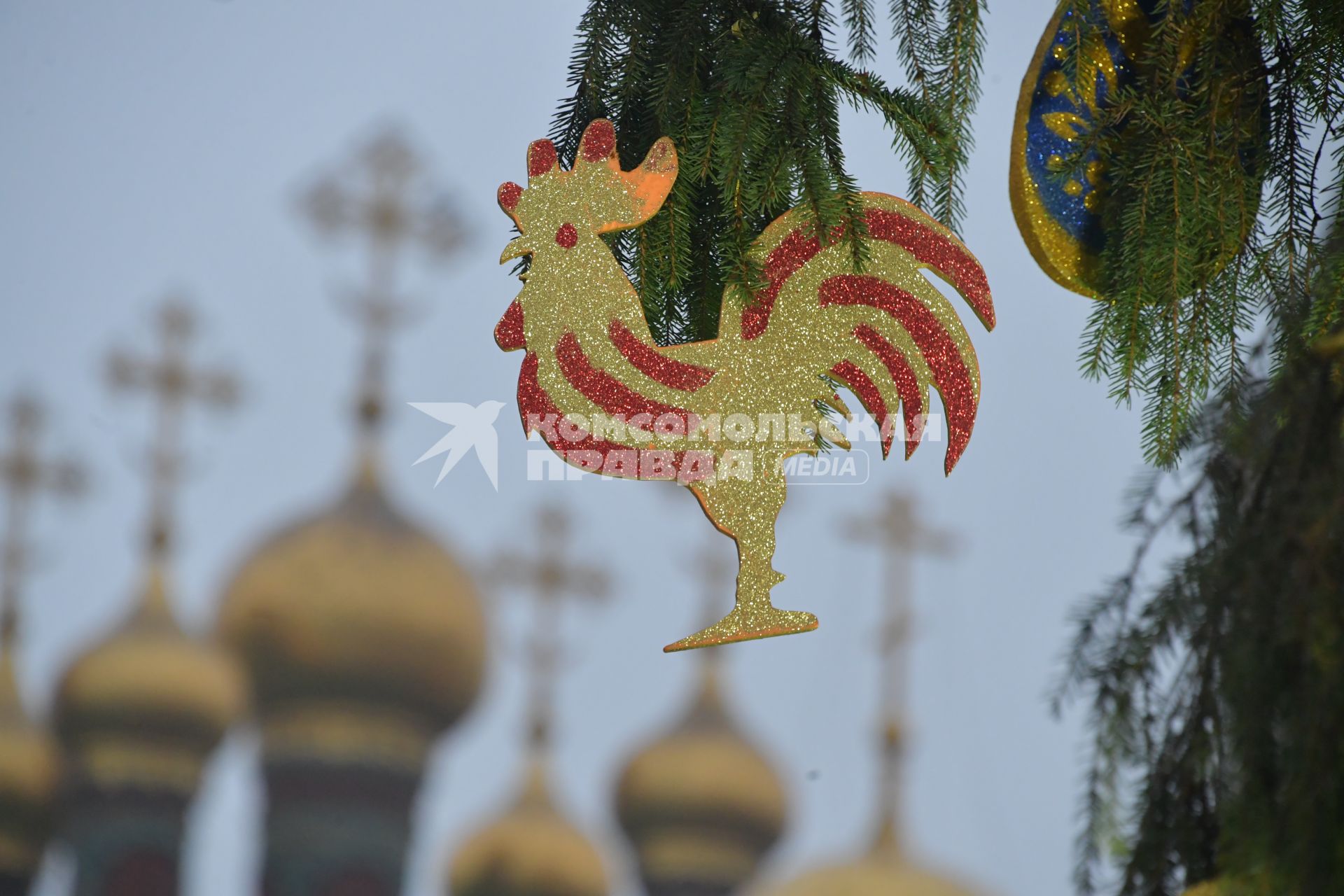 Москва.   Украшенная новогодняя елка на Соборной площади Кремля.