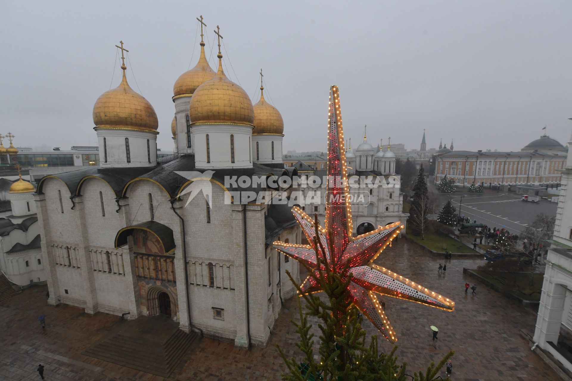 Москва.  Вид сверху на Успенский собор Московского Кремля.