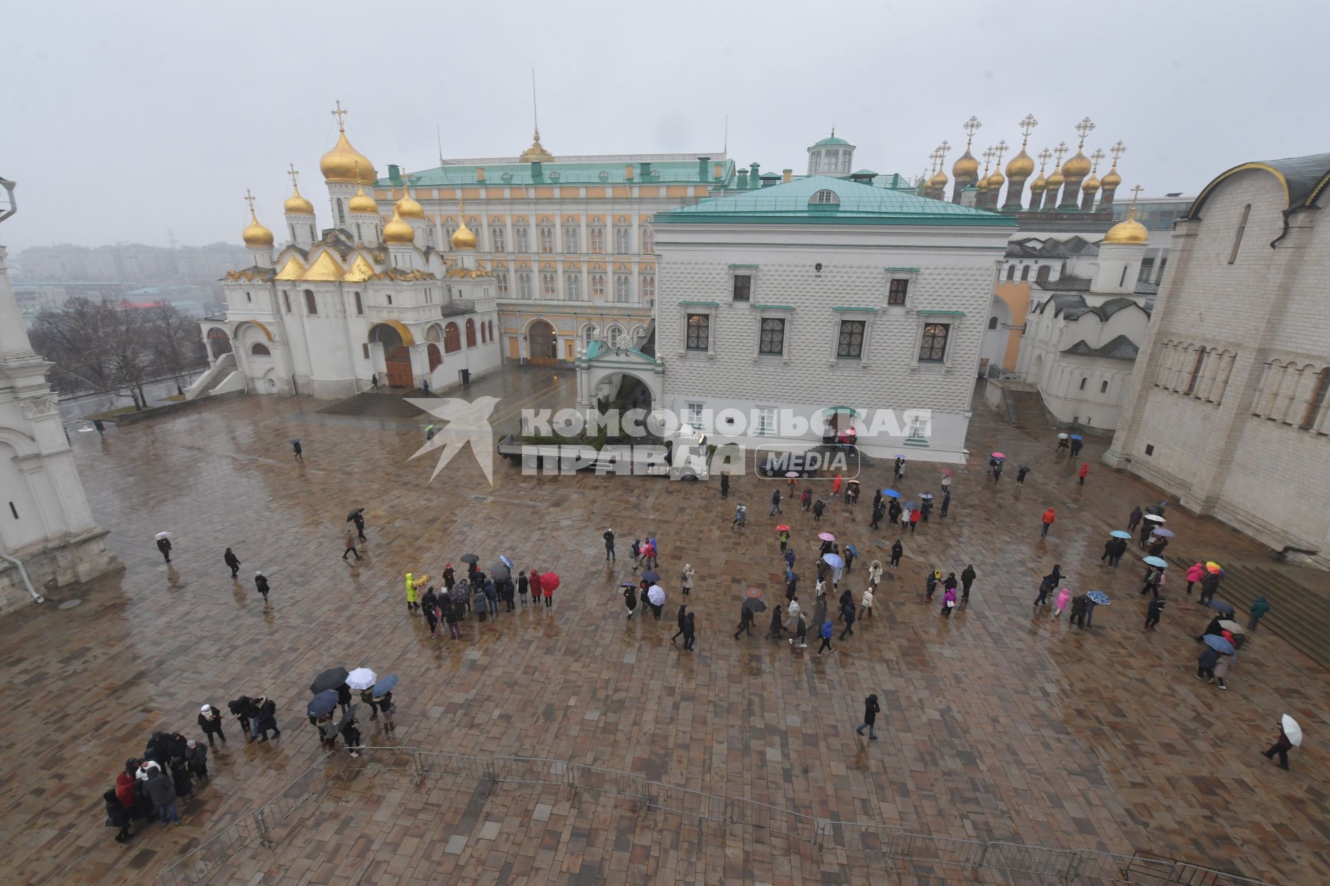 Москва.   Вид сверху на Соборную площадь Московского Кремля.