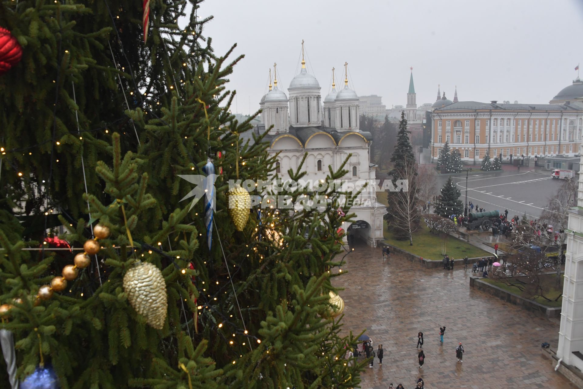 Москва.  Украшенная новогодняя елка на Соборной площади Кремля.