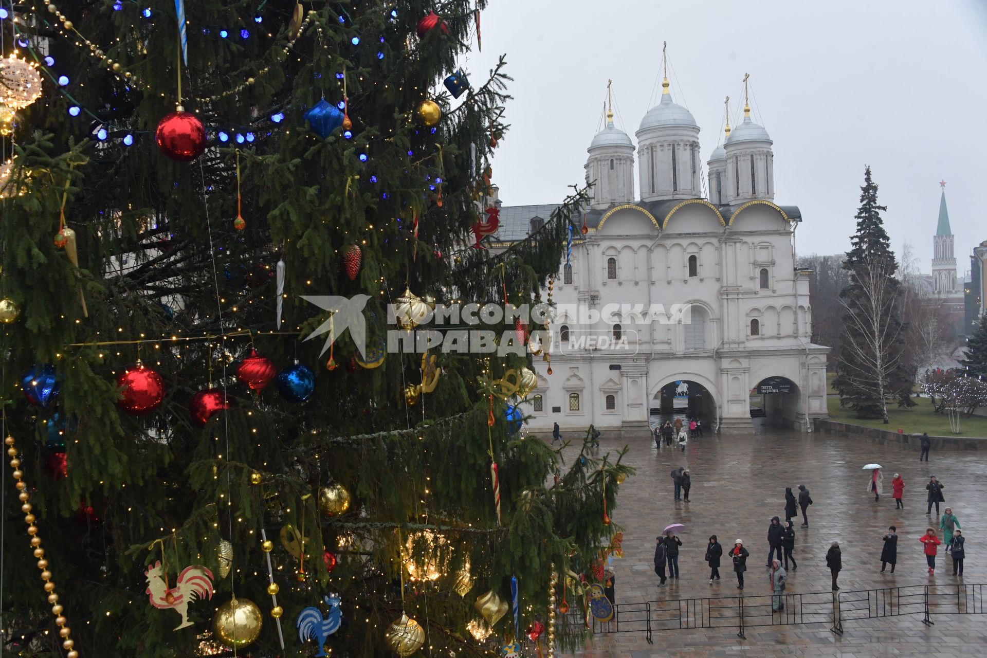 Москва.   Украшенная новогодняя елка на Соборной площади Кремля.