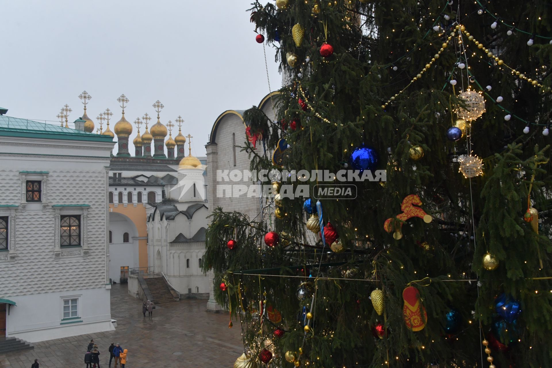 Москва.   Украшенная новогодняя елка на Соборной площади Кремля.