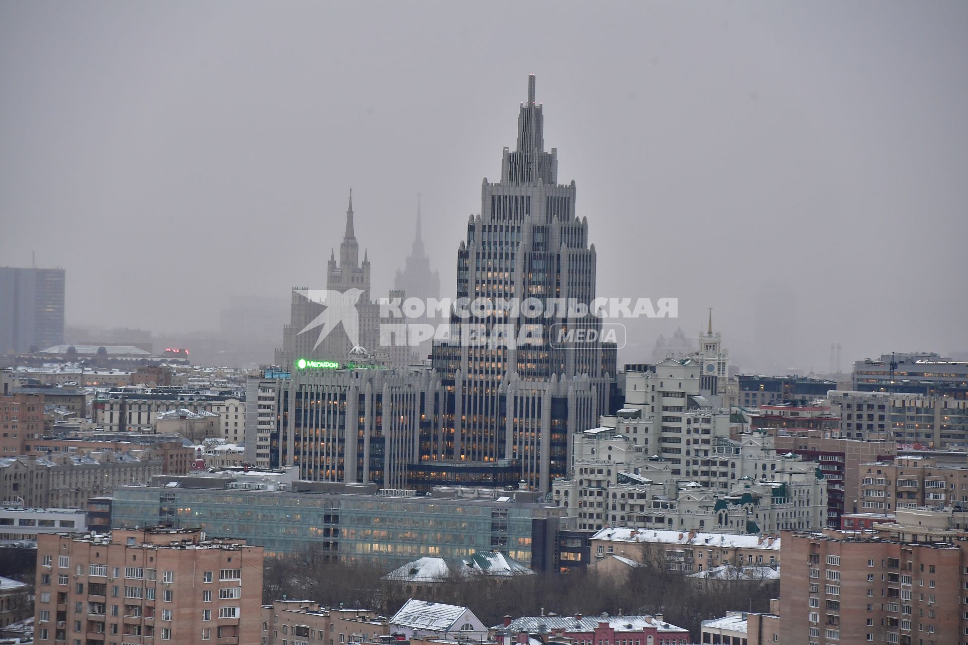 Москва.  Вид на здание многофункционального комплекса `Оружейный` в Оружейном переулке.