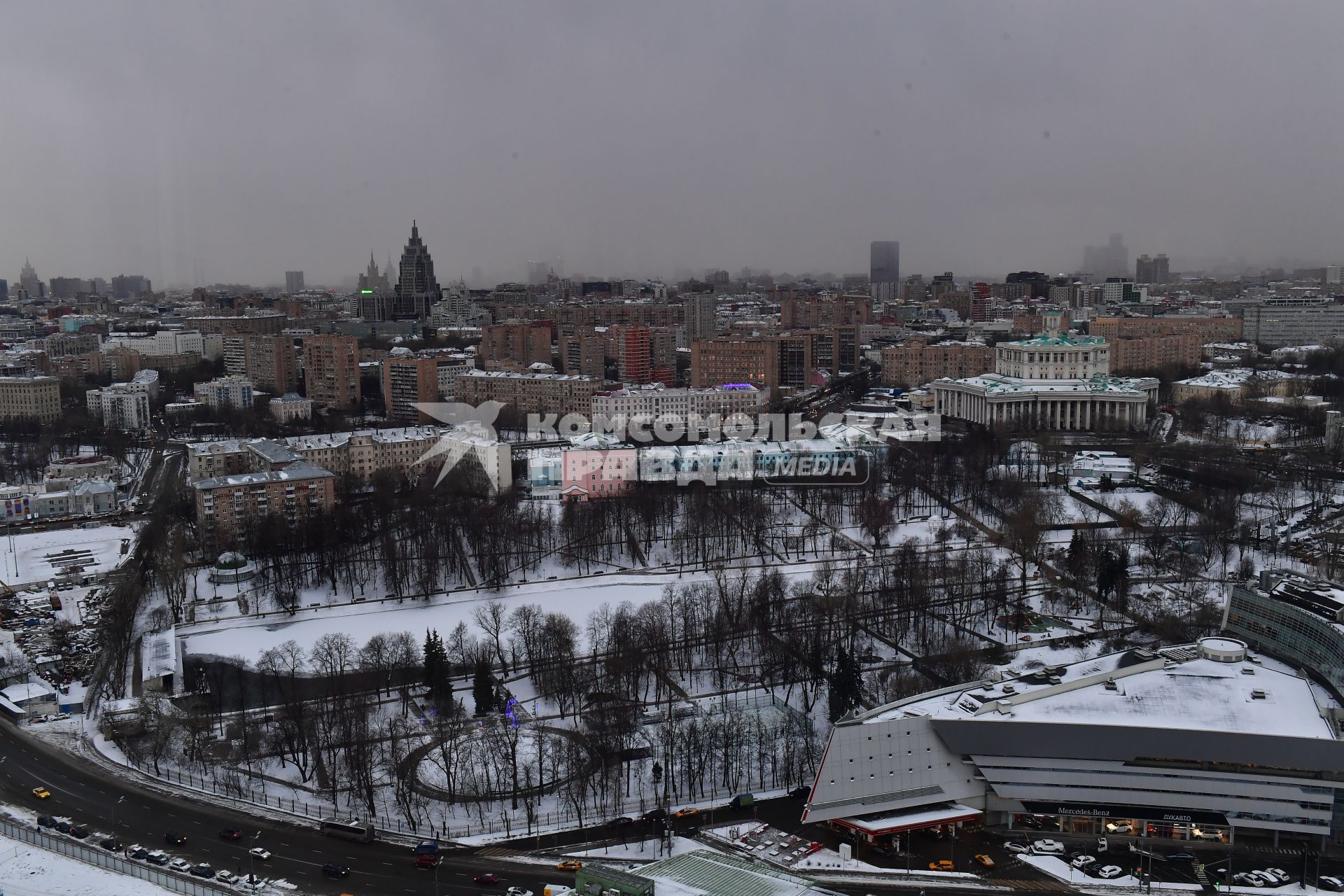 Москва.   Вид  здание многофункционального комплекса `Оружейный` (слева) и на Центральный академический театр Российской армии (справа).