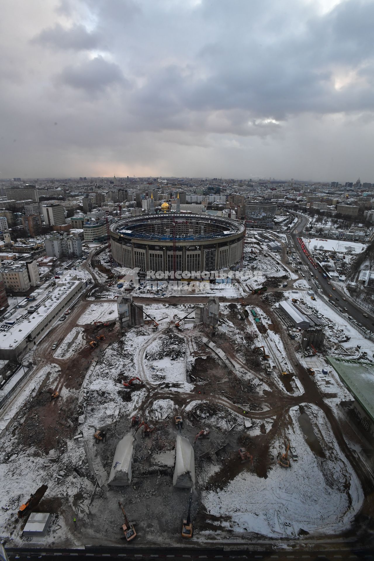 Москва.  Здание СК `Олимпийский`, где идет реконструкция.