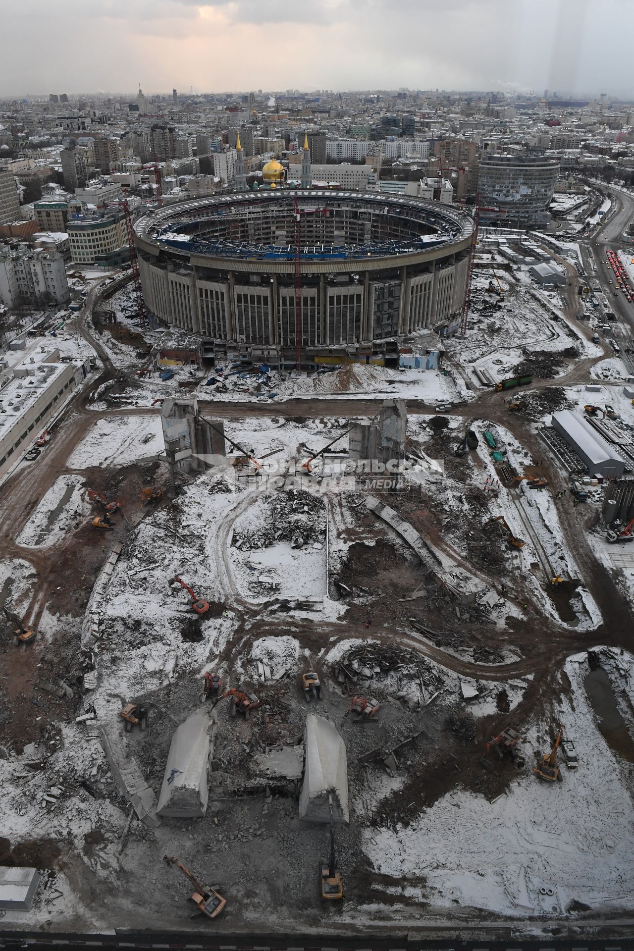 Москва.  Здание СК `Олимпийский`, где идет реконструкция.