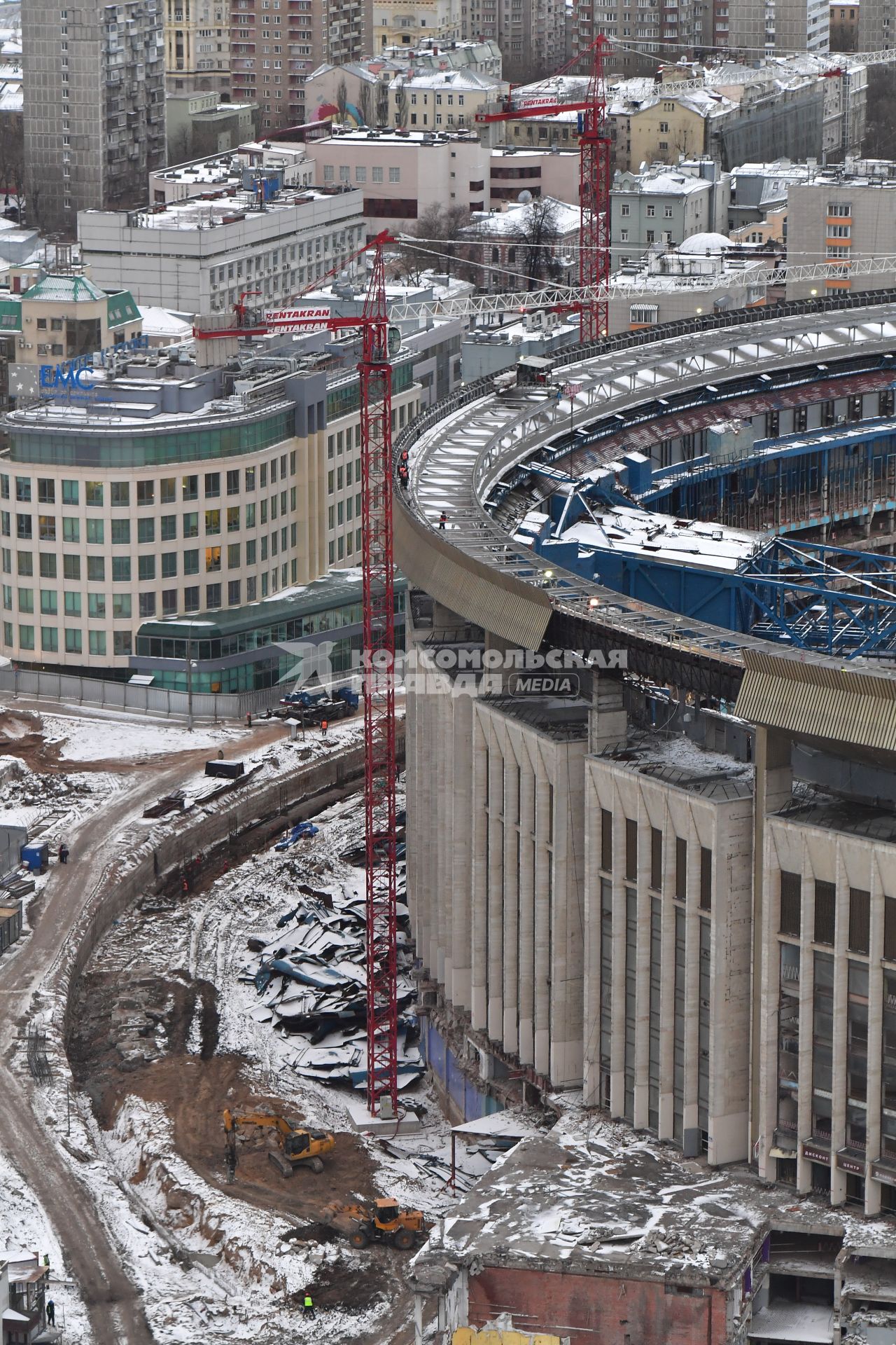 Москва.  Здание СК `Олимпийский`, где идет реконструкция.