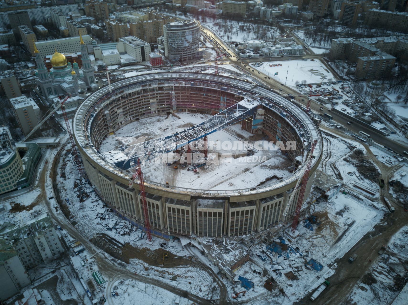 Москва.  Здание СК `Олимпийский`, где идет реконструкция.