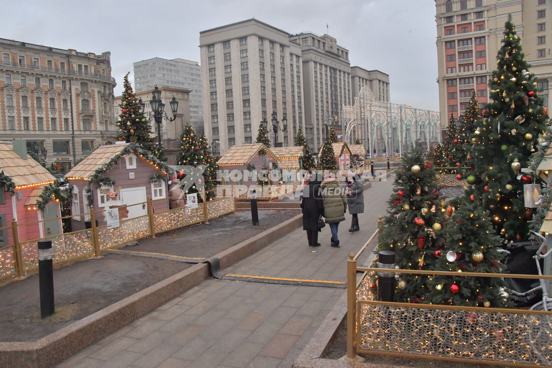 Москва.  Новогодние елки во время фестиваля `Путешествие в Рождество` на Манежной площади.