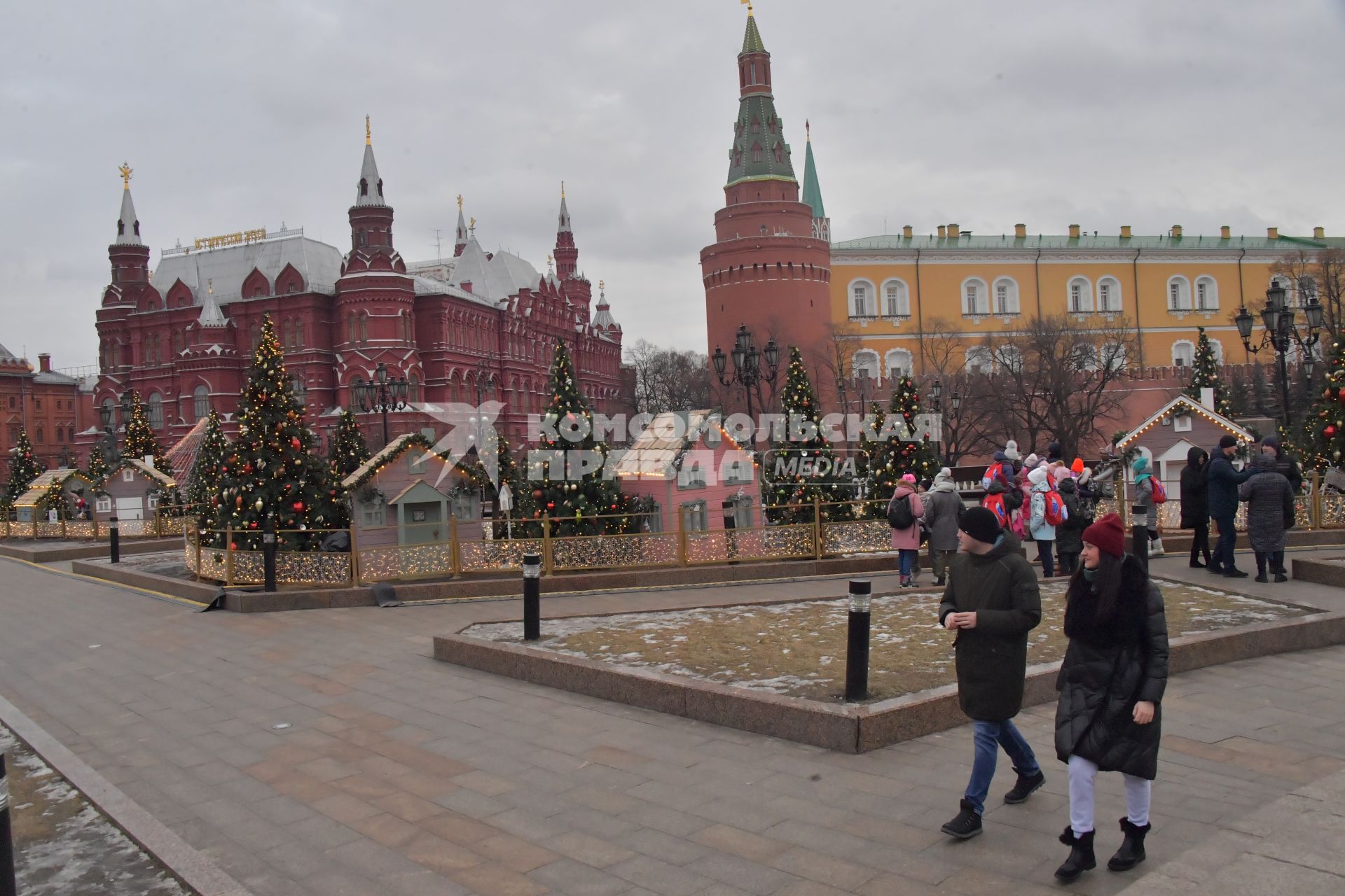 Москва.  Новогодние елки во время фестиваля `Путешествие в Рождество` на Манежной площади.