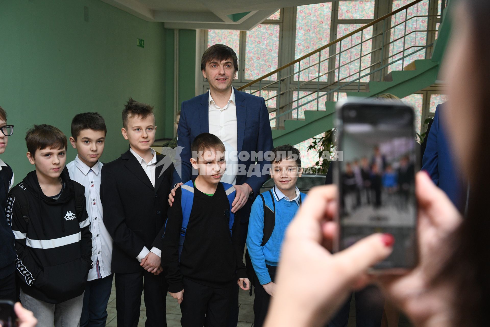 Москва.  Министр просвещения Сергей Кравцов встретился с учениками школы ,где сам раньше учился и преподавал.