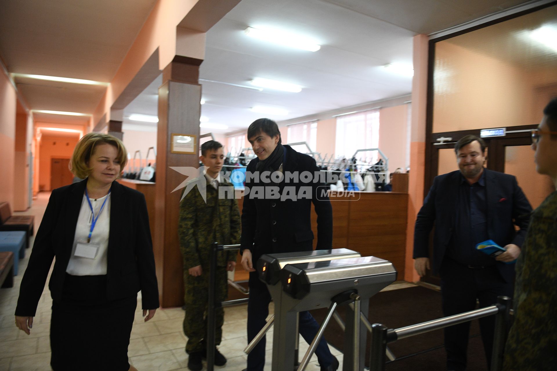 Москва.  Министр просвещения Сергей Кравцов  ( в центре) приехал в школу,где сам раньше учился и преподавал.