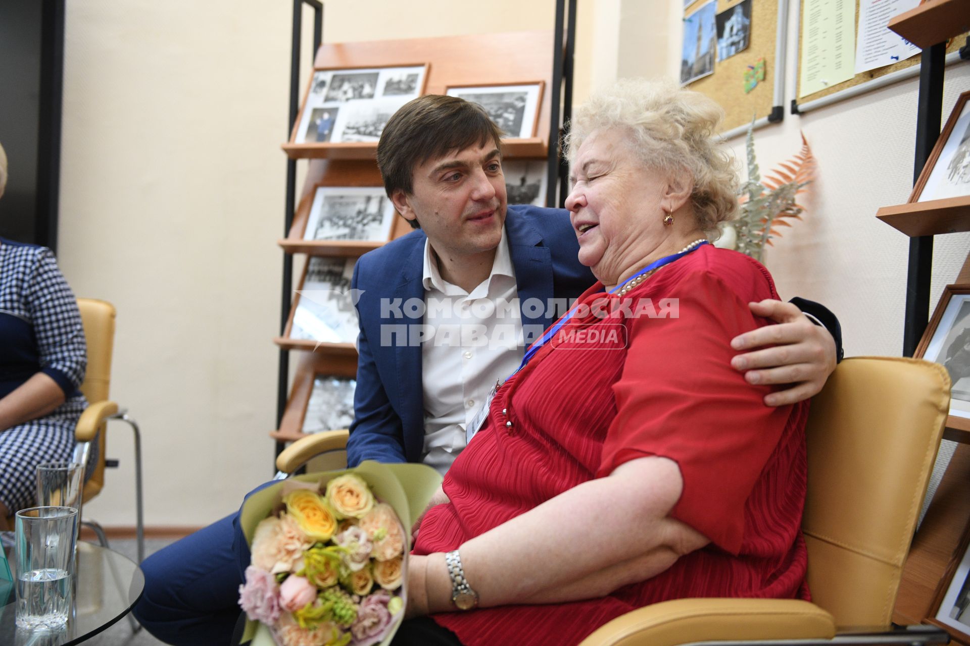 Москва.  Министр просвещения Сергей Кравцов с учительницей  английского языка Людмилой Мешковой  в школе,где сам раньше учился и преподавал.
