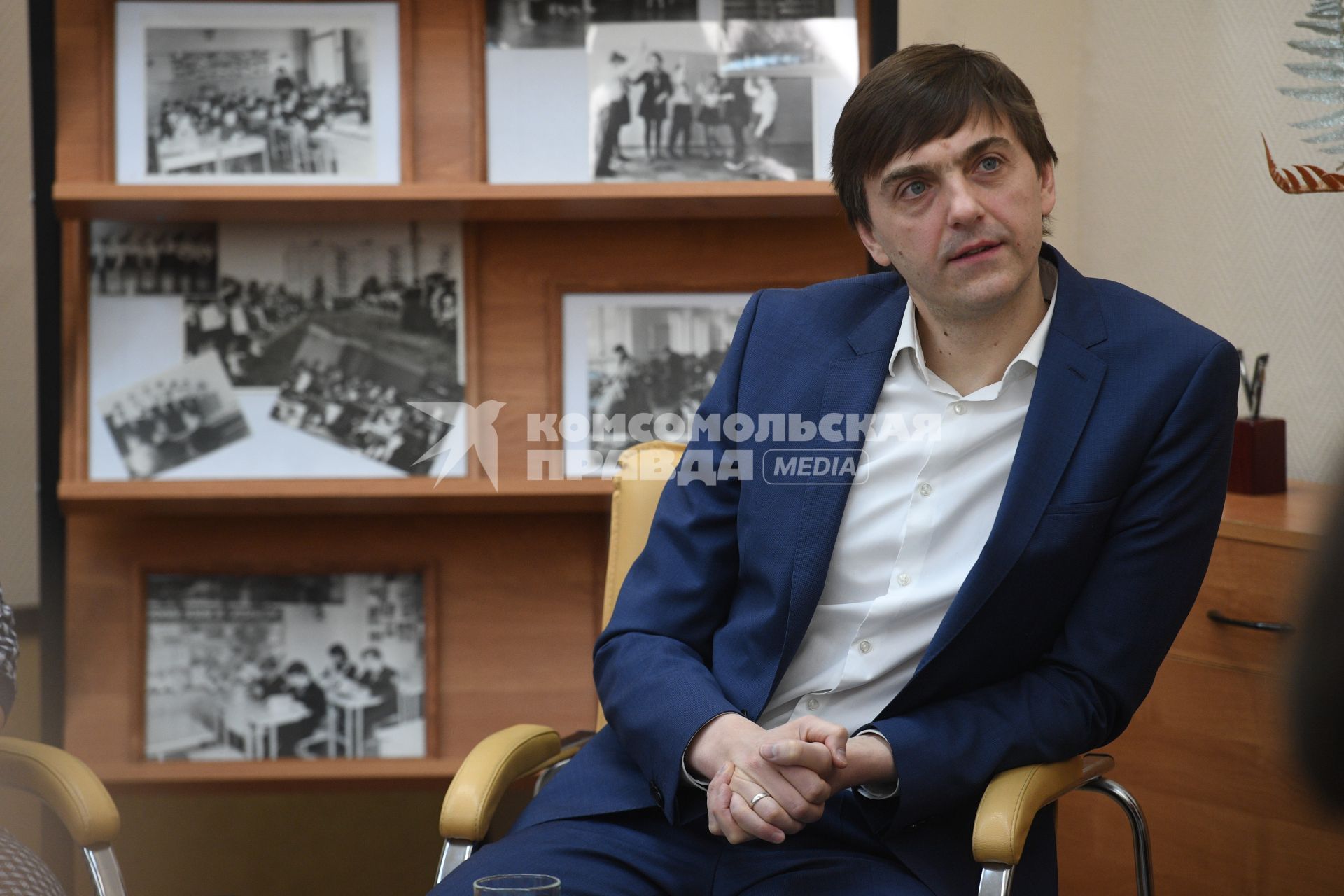 Москва.  Министр просвещения Сергей Кравцов приехал в школу,где сам раньше учился и преподавал.