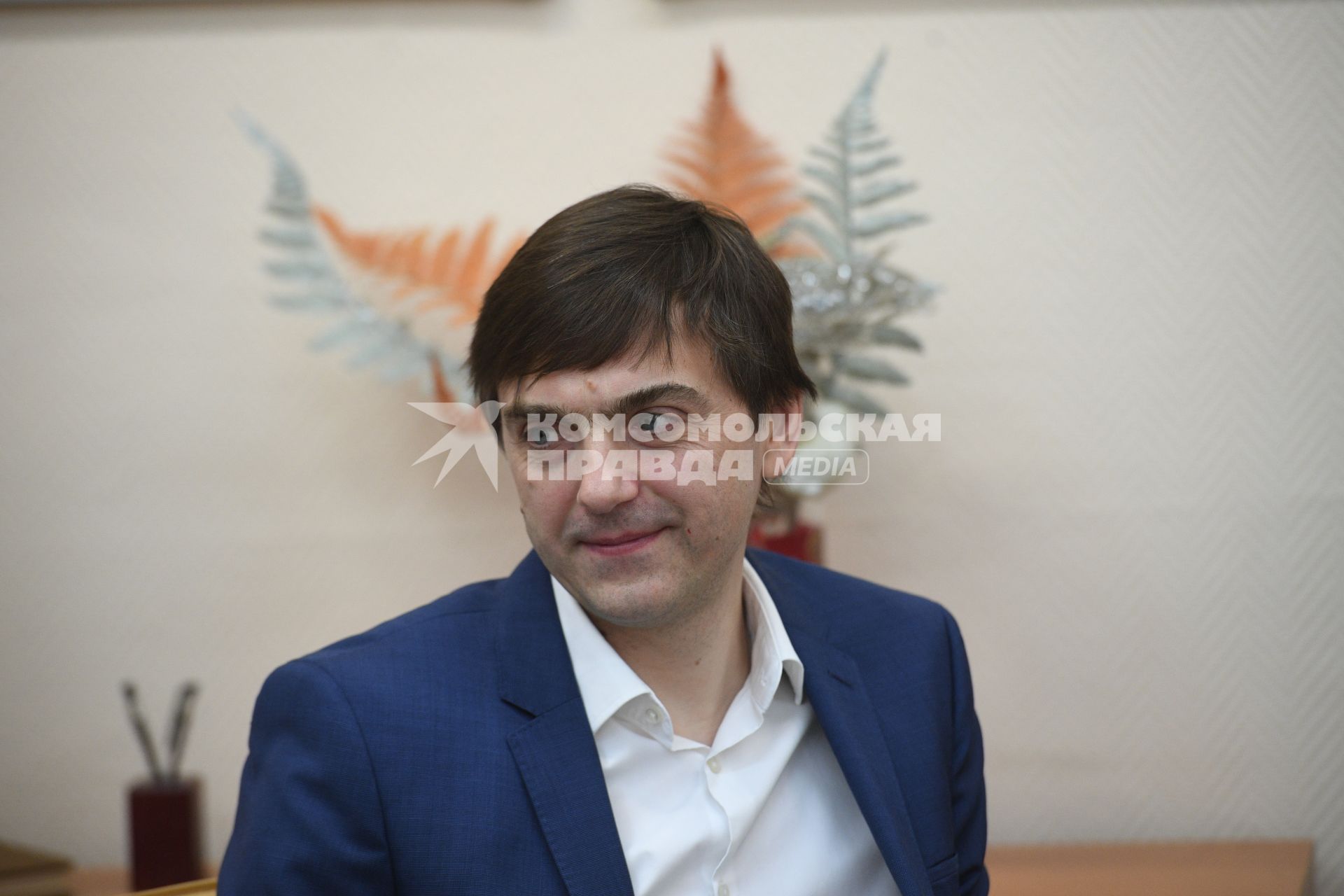 Москва.  Министр просвещения Сергей Кравцов приехал в школу,где сам раньше учился и преподавал.