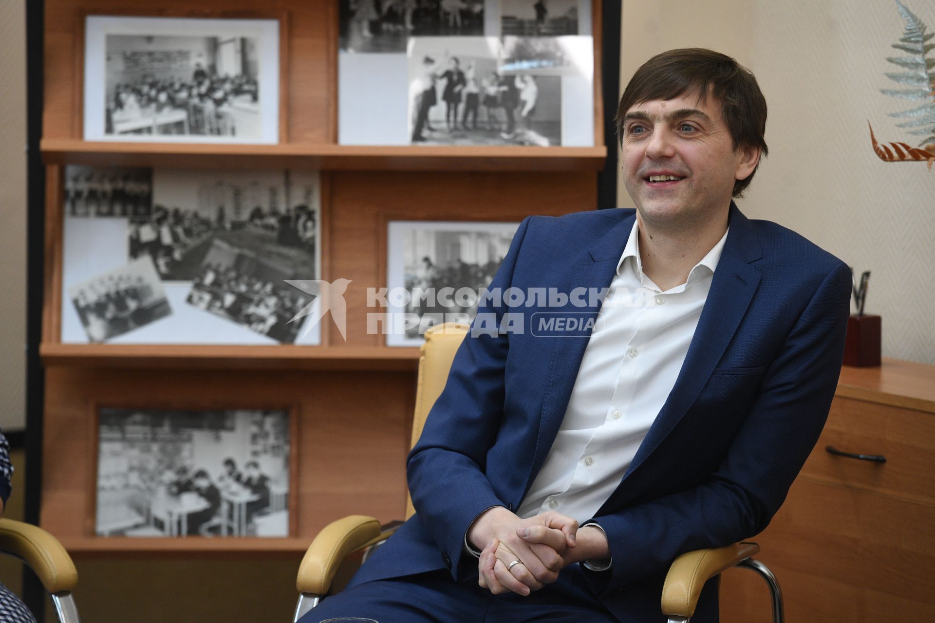 Москва.  Министр просвещения Сергей Кравцов приехал в школу,где сам раньше учился и преподавал.