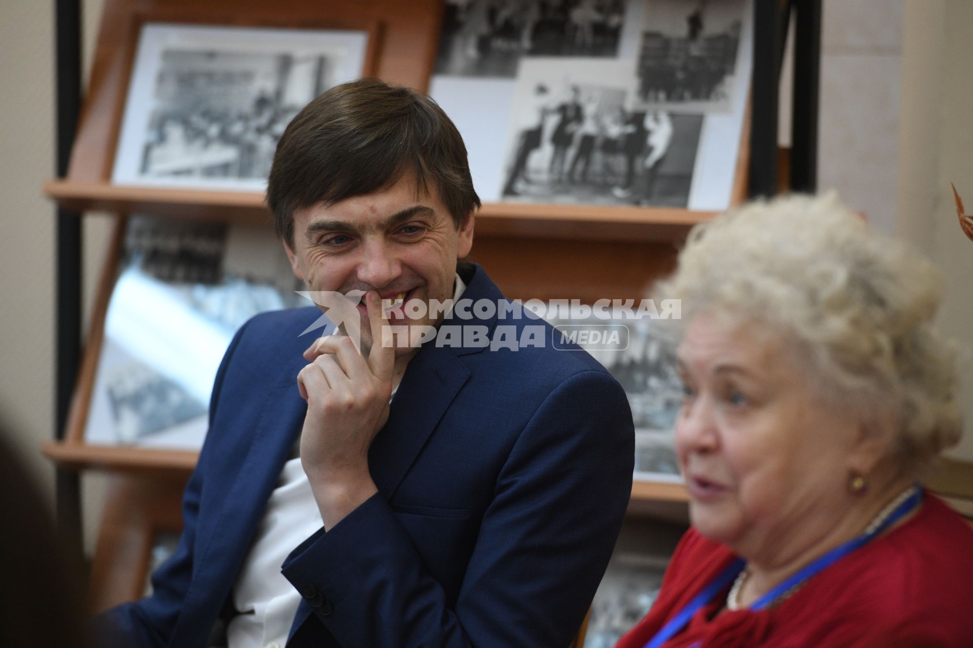 Москва.  Министр просвещения Сергей Кравцов с учительницей  английского языка Людмилой Мешковой  в школе,где сам раньше учился и преподавал.