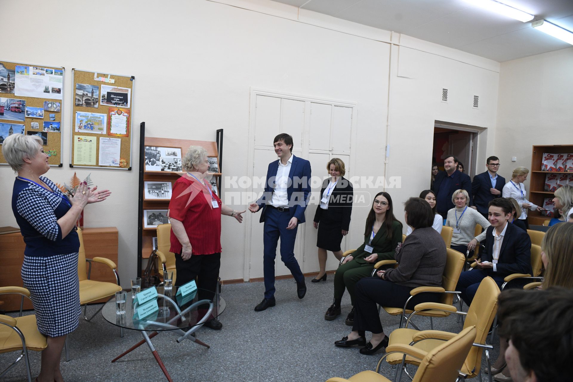 Москва.  Министр просвещения Сергей Кравцов  ( в центре) приехал в школу, где сам раньше учился и преподавал.