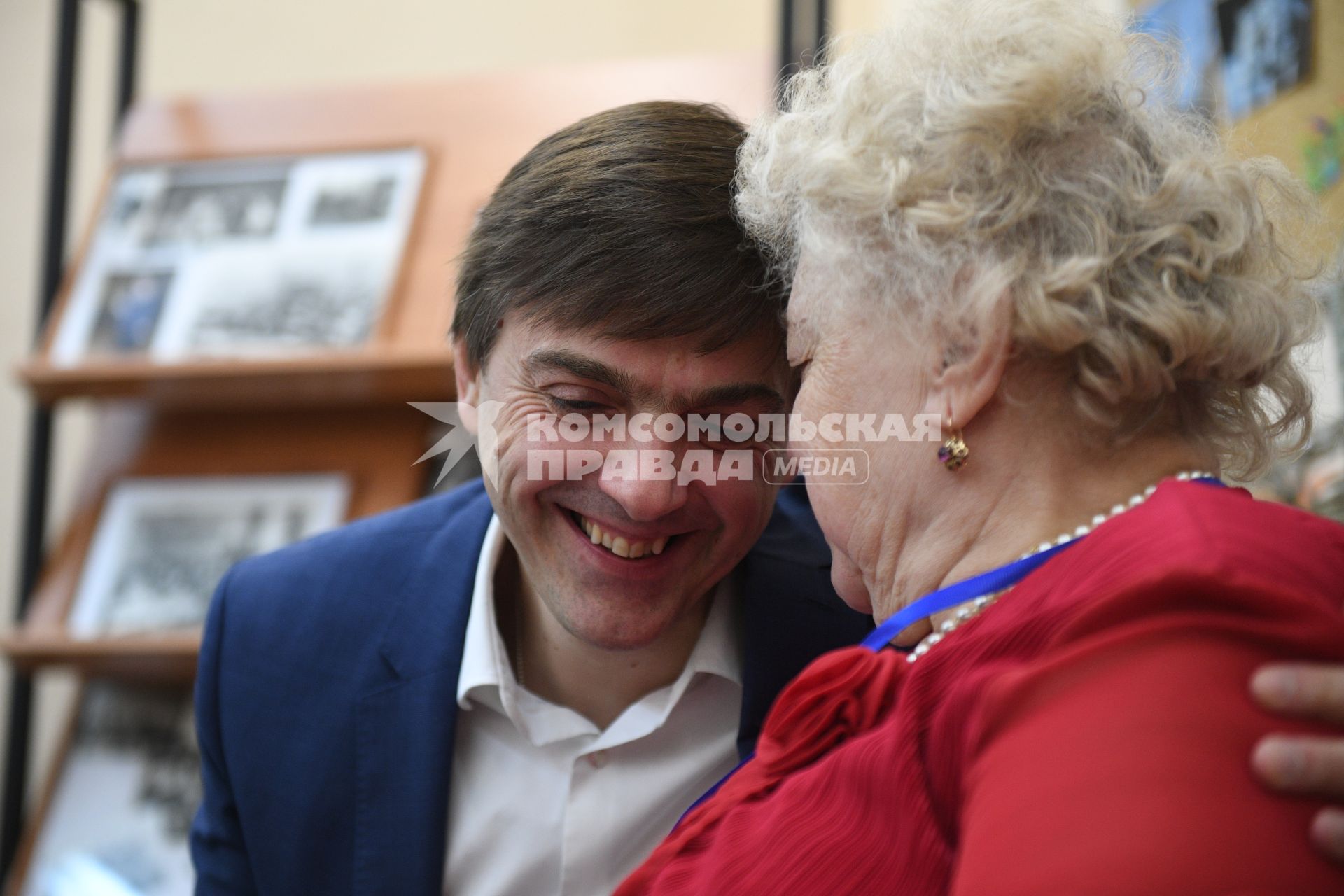 Москва.  Министр просвещения Сергей Кравцов с учительницей  английского языка Людмилой Мешковой  в школе,где сам раньше учился и преподавал.