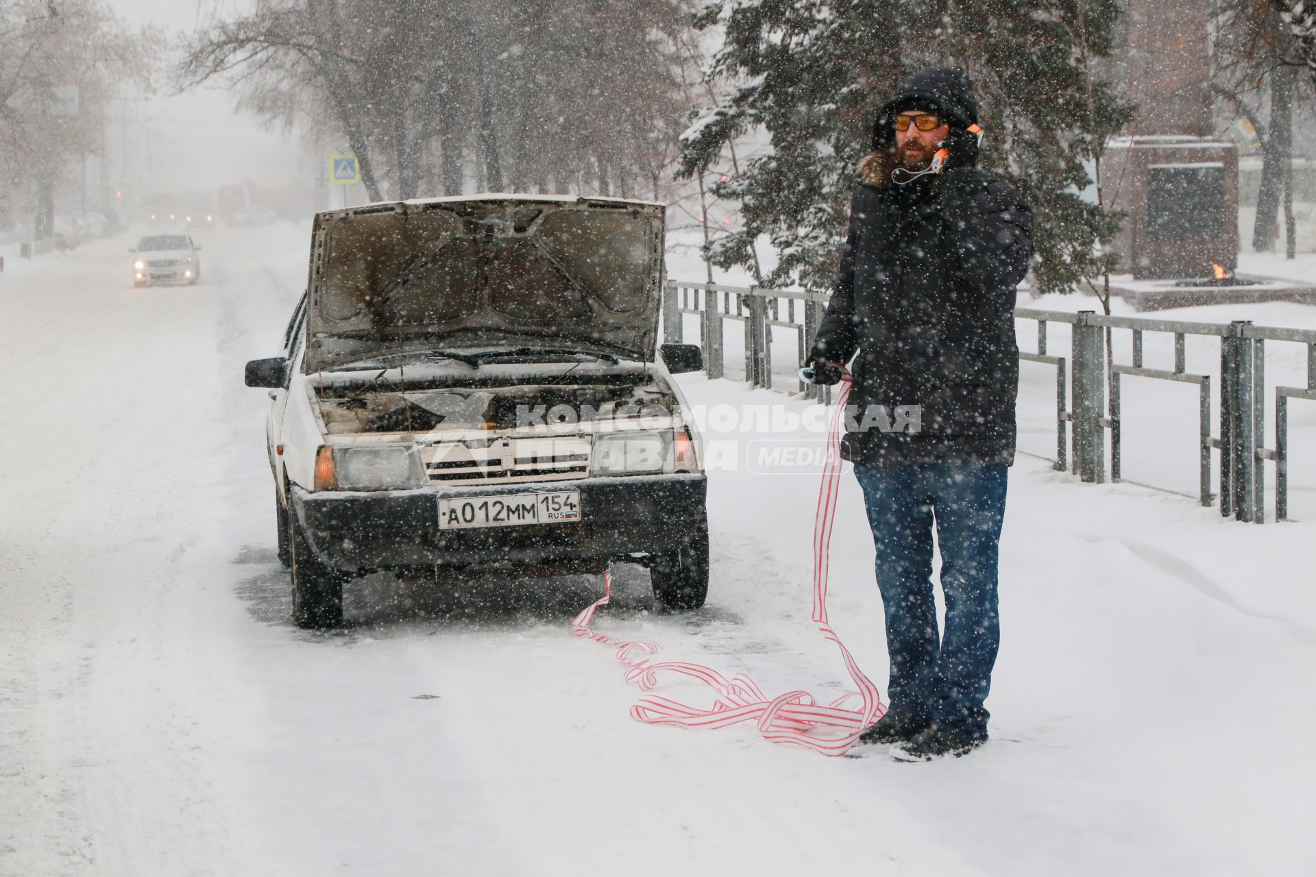 Барнаул. Мужчина во время поломки автомобиля.