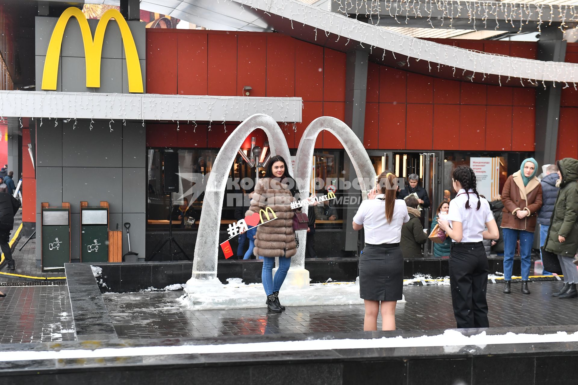 Москва.  Посетители фотографируются у ресторана быстрого питания `Макдоналдс` на Большой Бронной, который отмечает 30 лет со дня открытия.