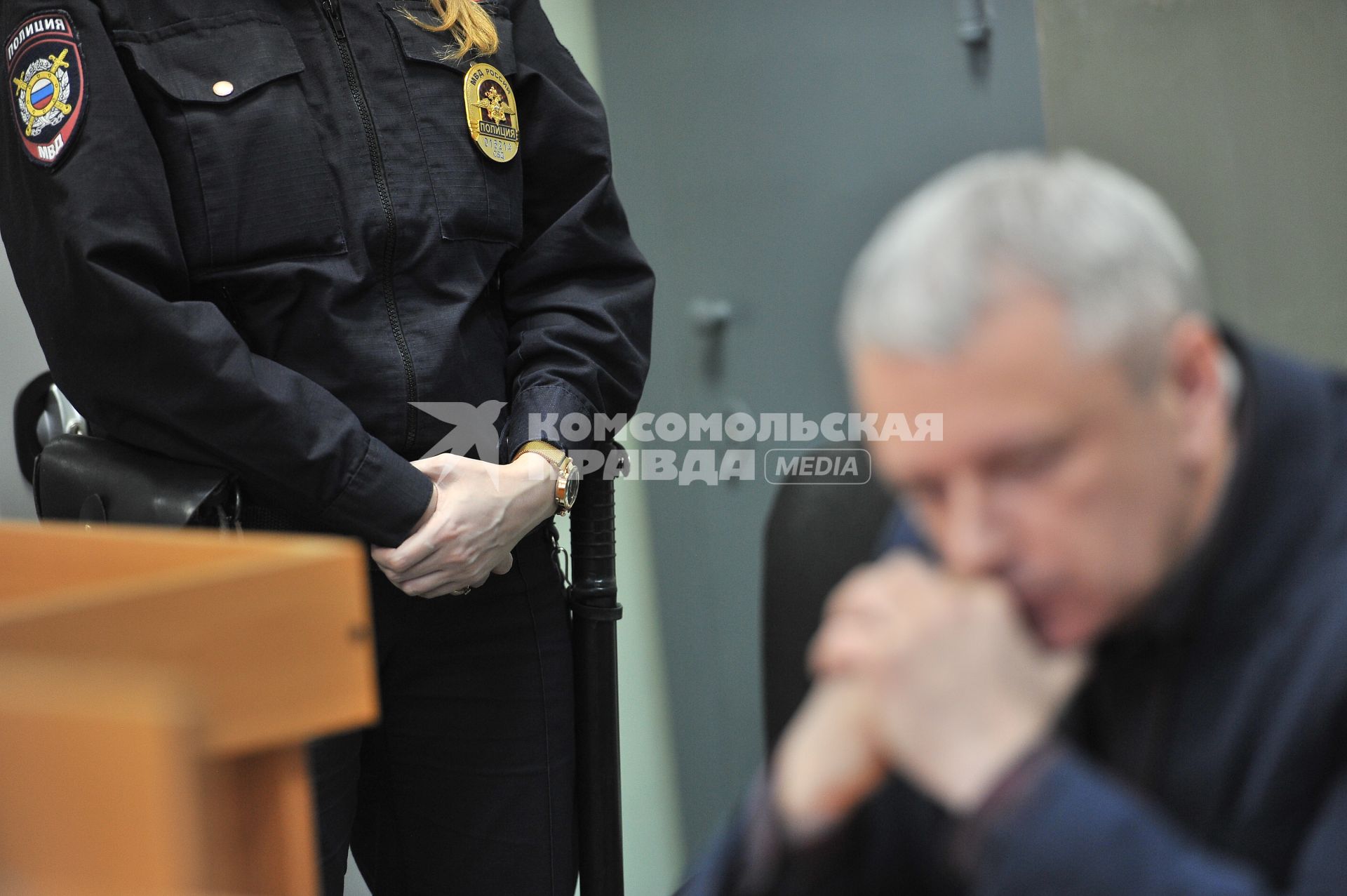 Екатеринбург. Девушка-полицейский, сотрудник конвойной службы полиции в зале судебного зеседания