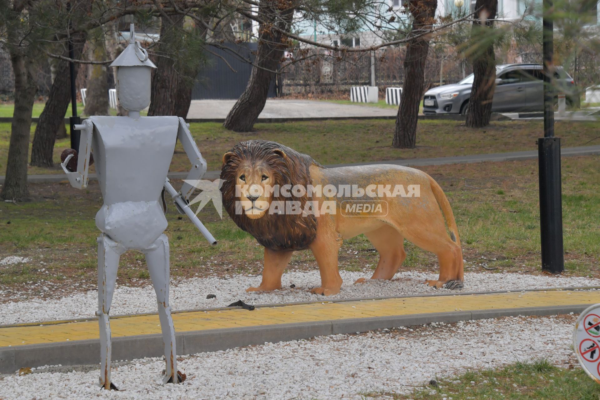 Геленджик.   Скульптуры сказочных персонажей в парке.