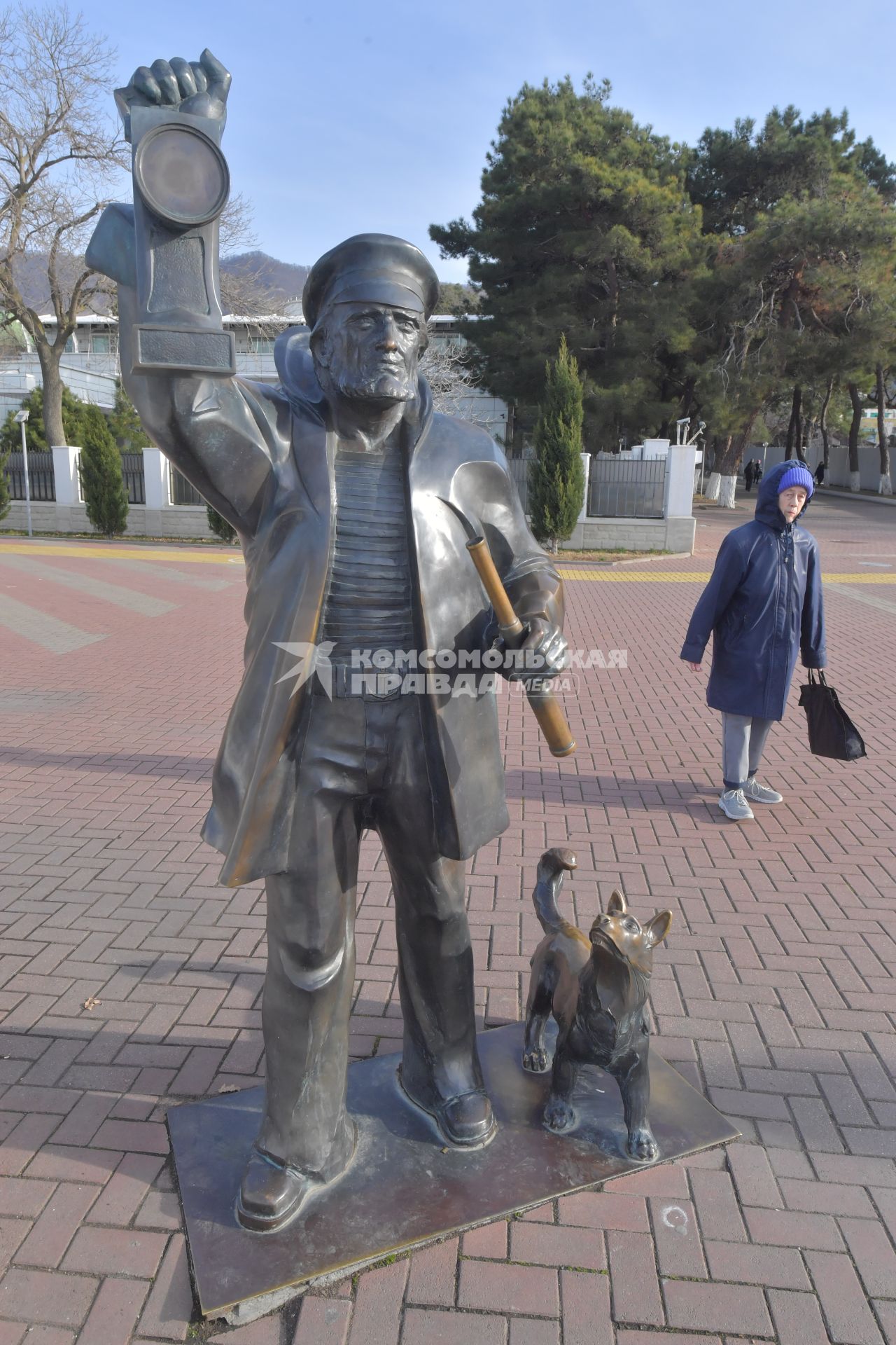 Геленджик.   Кульптура `Старый маячник `на городской набережной.