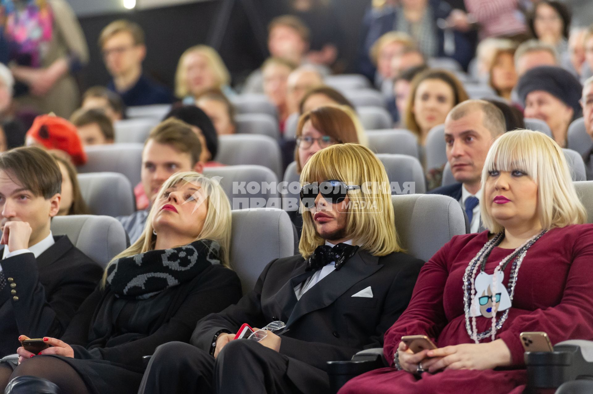 Санкт-Петербург. Стилист Сергей Зверев перед показом фильма `Без байкала?`.