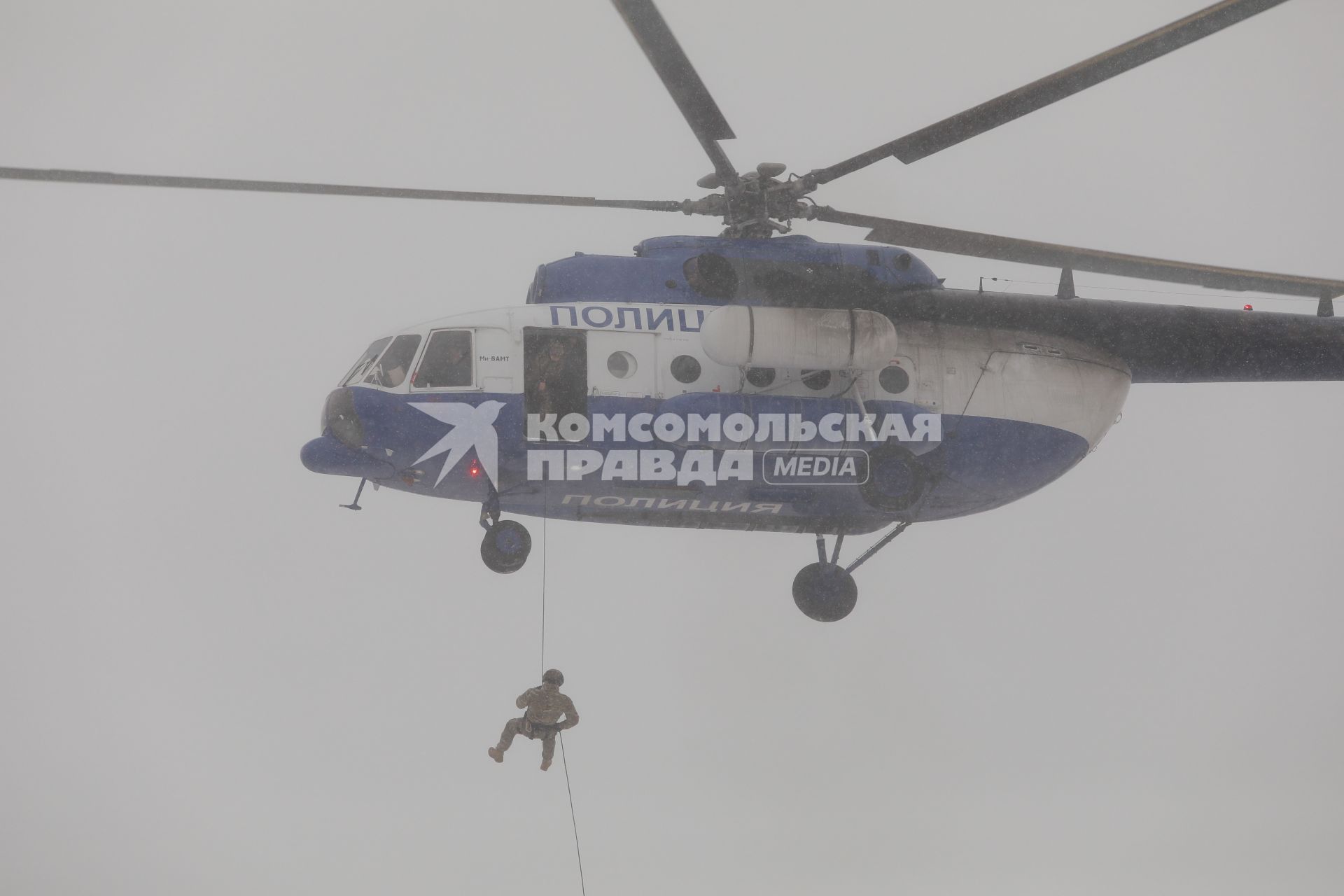 Красноярск. Сотрудники ОМОН  во время отработки десантно-штурмовой подготовки  на транспорте с использованием авиаотряда Росгвардии.