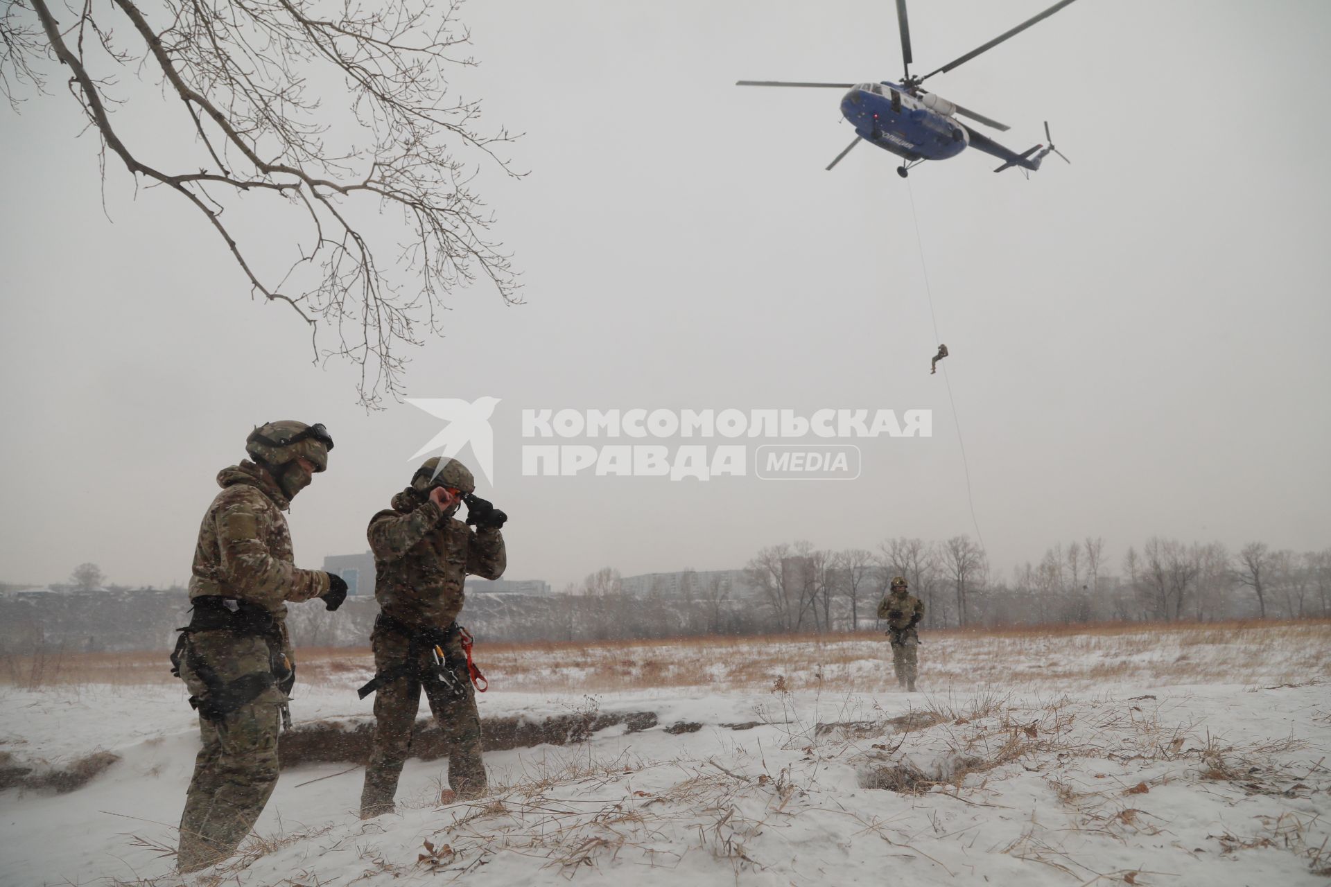 Красноярск. Сотрудники ОМОН  во время отработки десантно-штурмовой подготовки  на транспорте с использованием авиаотряда Росгвардии.