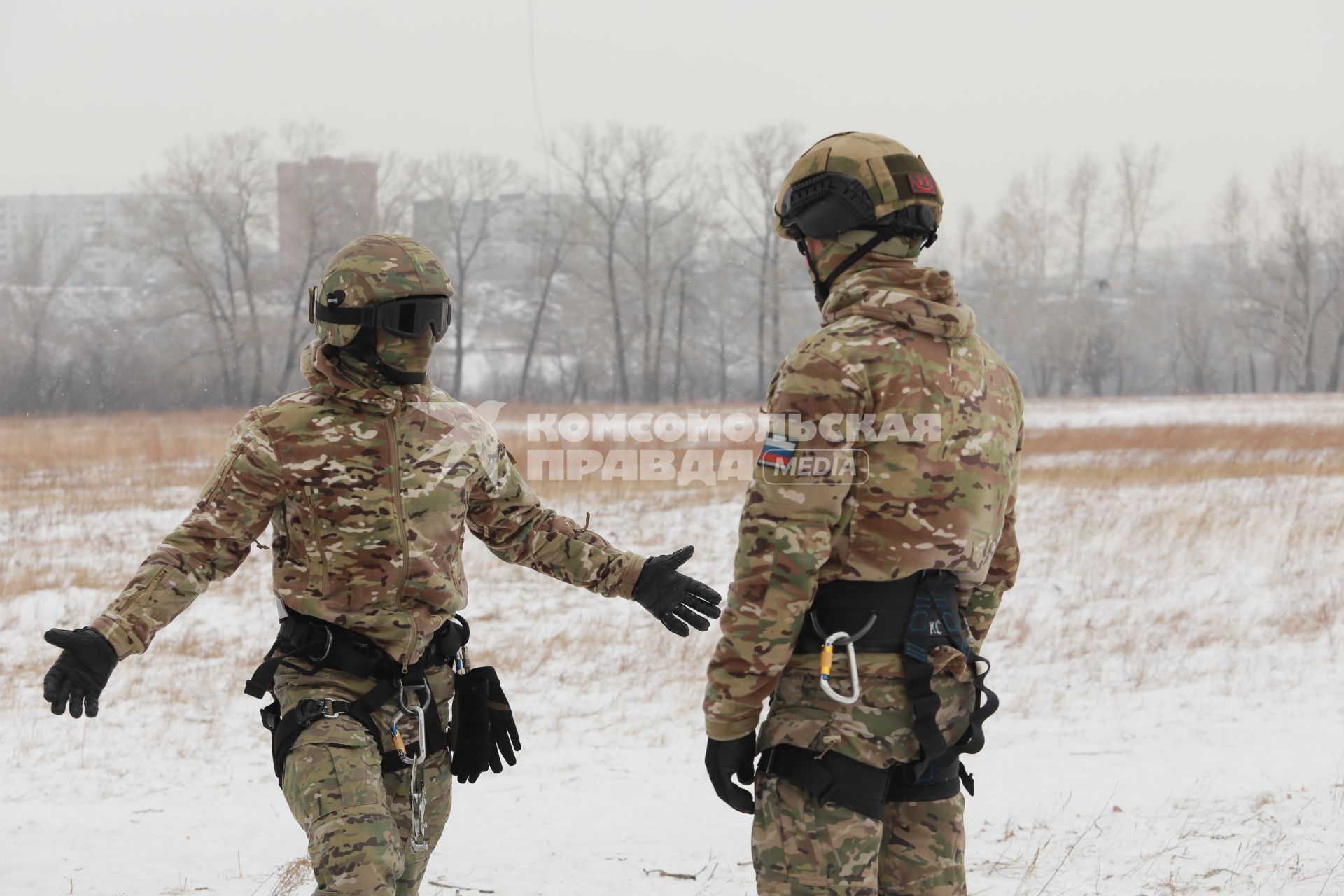 Красноярск. Сотрудник ОМОН  во время отработки десантно-штурмовой подготовки  на транспорте с использованием авиаотряда Росгвардии.