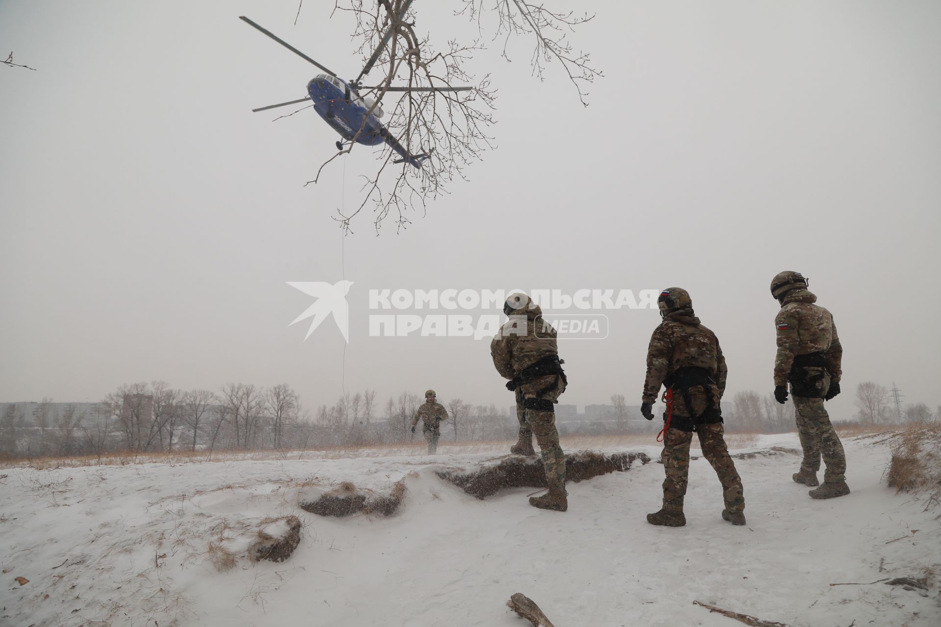 Красноярск. Сотрудники ОМОН  во время отработки десантно-штурмовой подготовки  на транспорте с использованием авиаотряда Росгвардии.