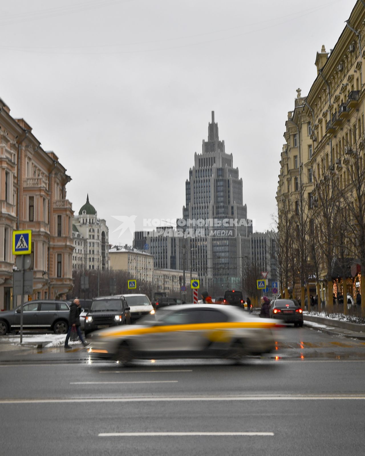 Москва.  Вид на торговый центр  Оружейный.