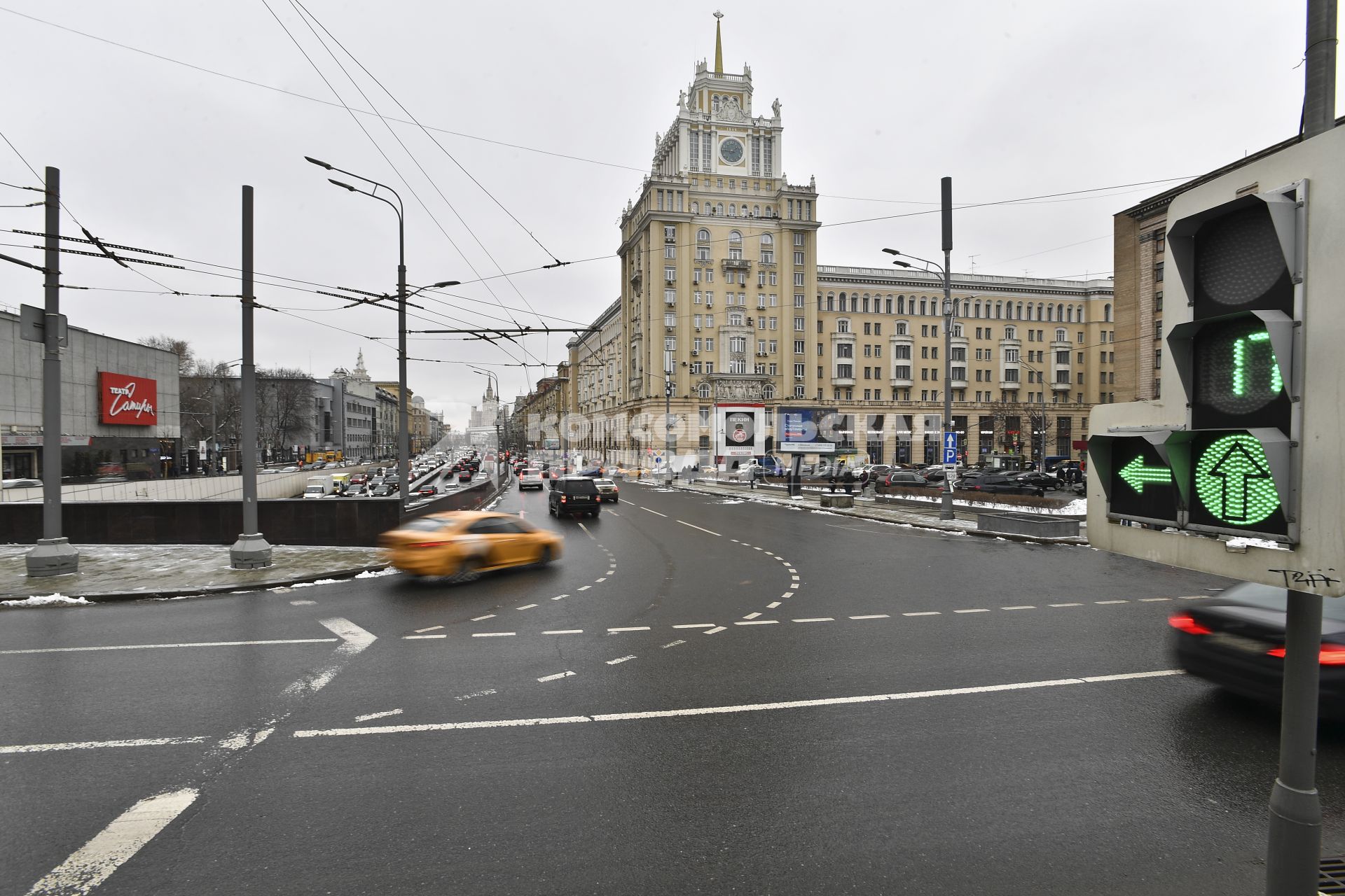 Москва.  Вид на Садовое кольцо и гостиницу Пекин.